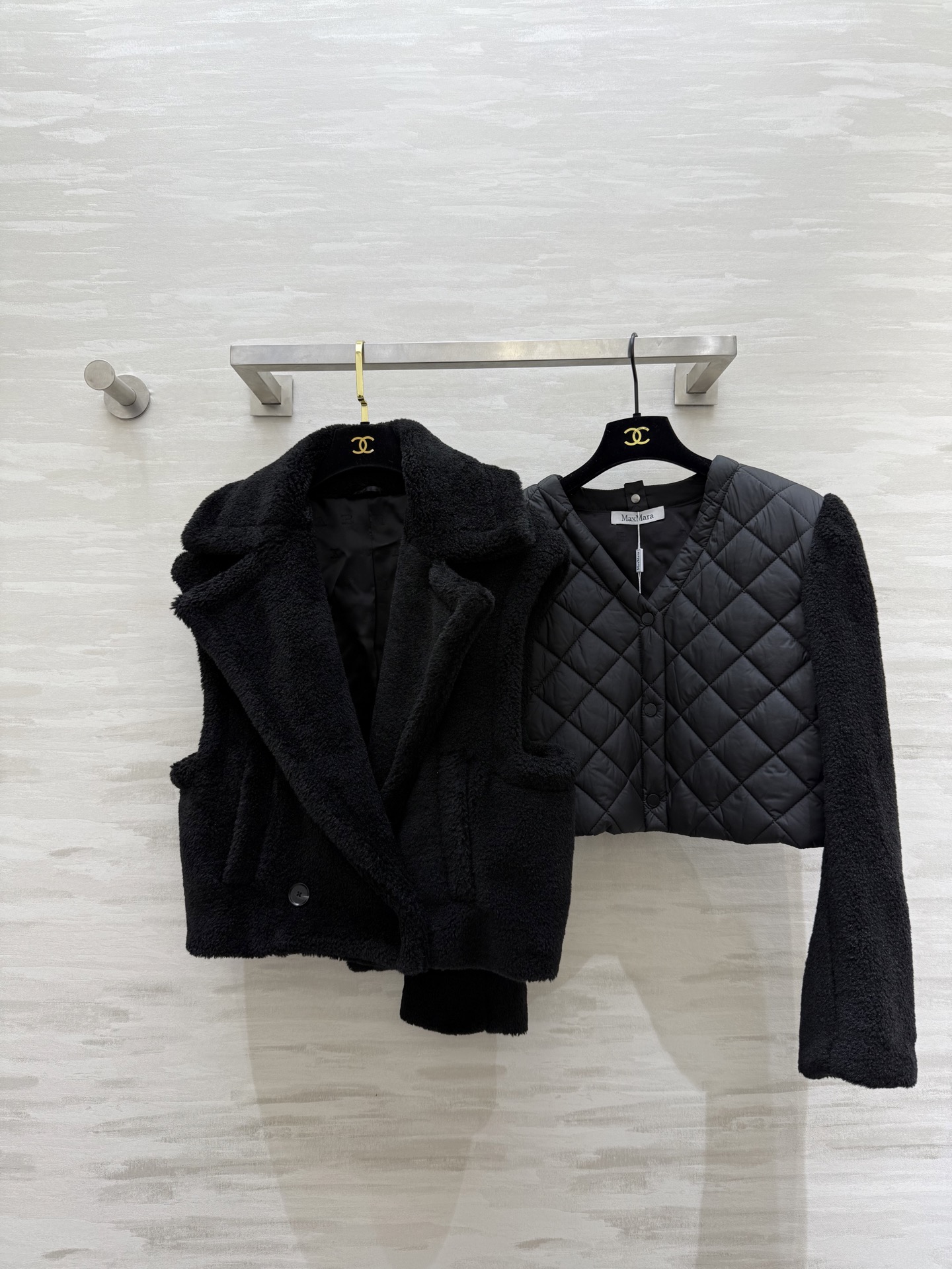 NO:696287,MaxMara true two-piece Teddy set｜1+1=3 Three wears in one. This year’s new short Teddy santos can be split into two pieces. It’s really 1+1=3. It’s a short Teddy when worn on top of each other. You can wear it alone when you take off the vest. The inside can also be worn alone as a small cotton jacket ~ High-quality customization. Available in stock first size S/M/L (  S size vest bust 100, length 50, long sleeve shoulder width 44, chest 94, length 43),,19860909MaxMara真两件套泰迪｜1+1=3 一衣三穿 今年新款短泰迪santos 可以拆分两件 真是1+1=3 叠穿是件短泰迪,摘掉马甲可以单穿,里面的也可以当一件小棉服单穿～高品质定制 现货首发sizeS/M/L（ s码马甲胸围100,衣长50,长袖肩宽44,胸围94,衣长43）,,,Women's clothing