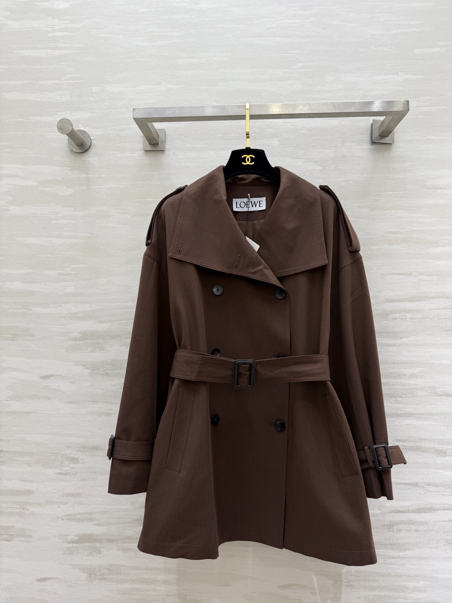 NO:696274,#Loew new style large lapel windbreaker jacket, high quality customization, available in stock first size S/M/L (S size shoulder width 60, bust 124, length 77),,loewe,jackets & coats,19860909#Loew新款 大翻领风衣外套 高品质定制 现货首发sizeS/M/L（s码肩宽60,胸围124,衣长77）,,loewe,jackets & coats,,Women's clothing