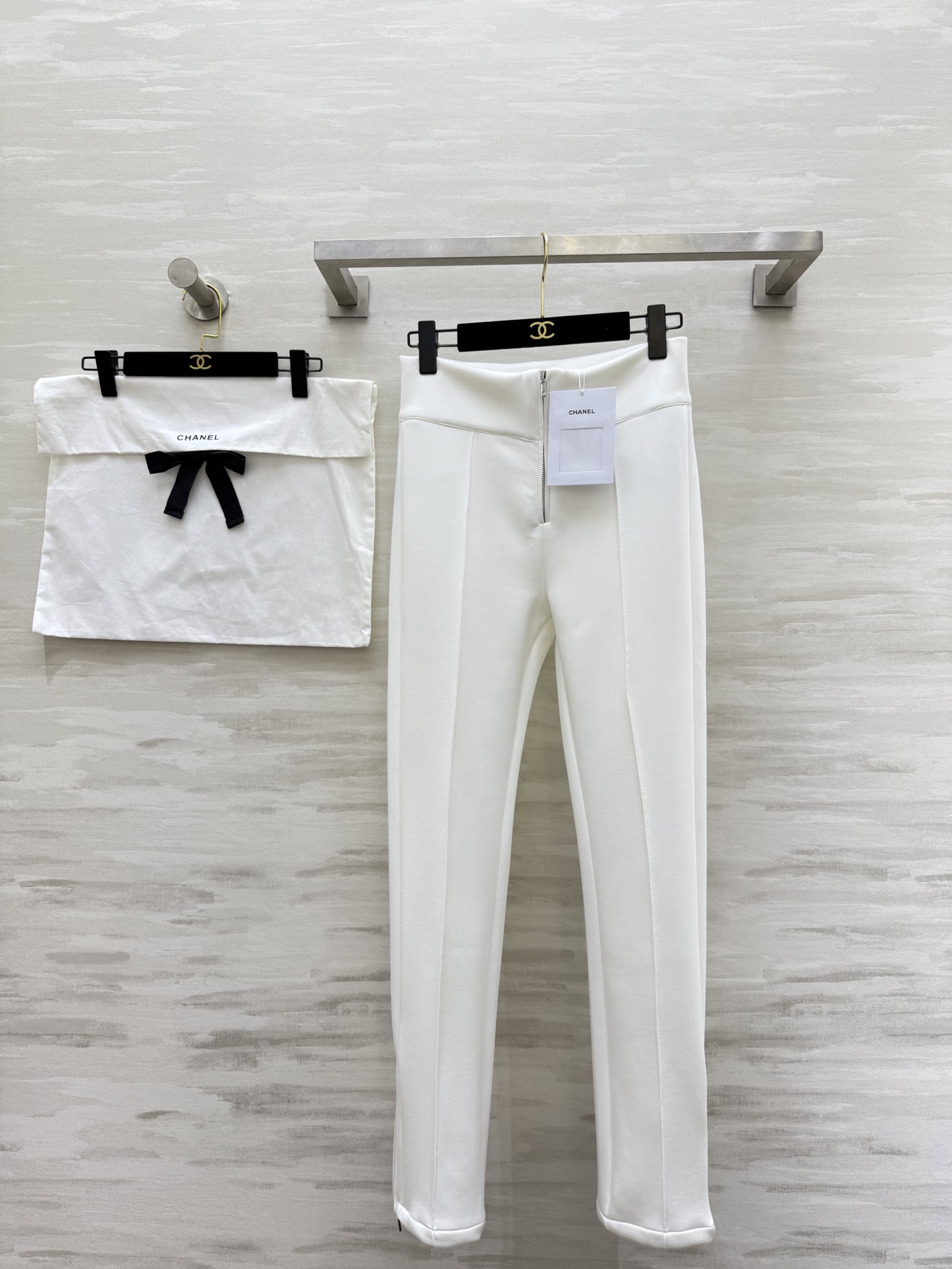 NO:689516,#Chane's new thin velvet slim-fitting trousers are made of high-quality fabrics, simple and elegant. The center seam design on the front shows off the shape of the legs. The elongation ratio is a plus. The high-waist tailoring modifies the waistline. It goes well with shirts or knitting!  Easily manageable for daily commuting. Slightly cuffed trouser legs. Perfect side zipper details. High-quality customization. Available in stock first size S/M/L (S size waist 66, trouser length 100), Chanel - Clothing, chanel, chanel, shirts,19860909#Chane新款 薄绒修身长裤 采用高品质面料简约大气 正面中缝线设计超显腿型 拉长比例超加分 高腰剪裁修饰腰线 搭配衬衫或针织都很OK！通勤日常都能轻松驾驭 裤脚微收口 侧边拉链式细节满分 高品质定制 现货首发sizeS/M/L（s码腰围66,裤长100）,香奈儿-服装,chanel,chanel,shirts,,Women's clothing