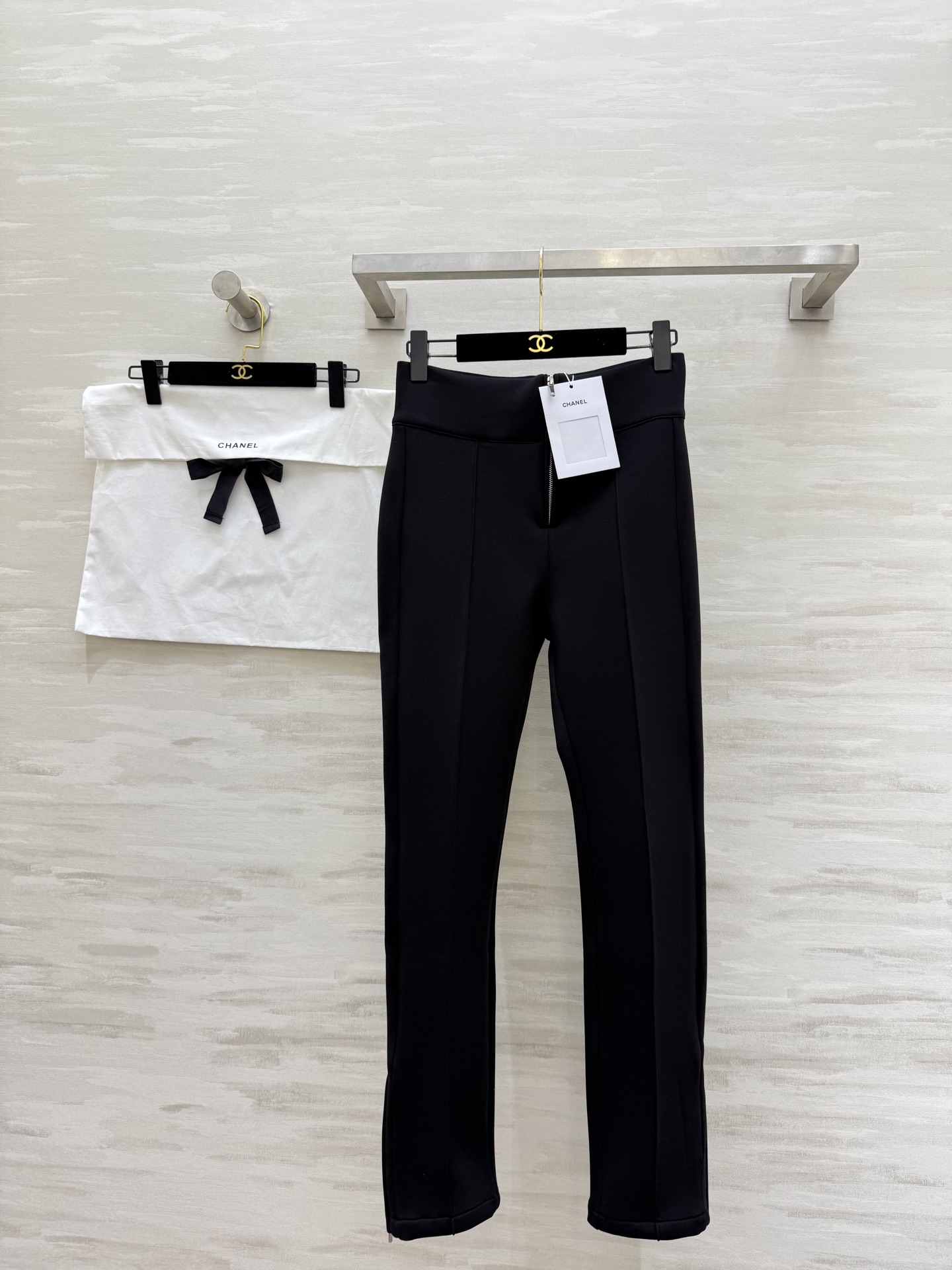NO:689523,#Chane's new thin velvet slim-fitting trousers are made of high-quality fabrics, simple and elegant. The center seam design on the front shows off the shape of the legs. The elongation ratio is a plus. The high-waist tailoring modifies the waistline. It goes well with shirts or knitting!  Easily manageable for daily commuting. Slightly cuffed trouser legs. Perfect side zipper details. High-quality customization. Available in stock first size S/M/L (S size waist 66, trouser length 100), Chanel - Clothing, chanel, chanel, shirts,19860909#Chane新款 薄绒修身长裤 采用高品质面料简约大气 正面中缝线设计超显腿型 拉长比例超加分 高腰剪裁修饰腰线 搭配衬衫或针织都很OK！通勤日常都能轻松驾驭 裤脚微收口 侧边拉链式细节满分 高品质定制 现货首发sizeS/M/L（s码腰围66,裤长100）,香奈儿-服装,chanel,chanel,shirts,,Women's clothing