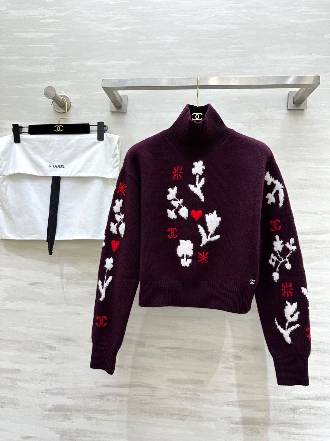 NO:697160,#Chane Ski Series Turtleneck floral sweater Cashmere mulberry silk Guaranteed hand feel and upper body comfort Christmas and New Year color matching Original development High-quality customization Available in stock for the first time size 36/38/40 (,,chanel,sweaters,19860909#Chane滑雪系列 高领花朵毛衣 羊绒桑蚕丝 保证手感和上身舒适度 圣诞新年配色 原版开发 高品质定制 现货首发size36/38/40（,,chanel,sweaters,,Women's clothing