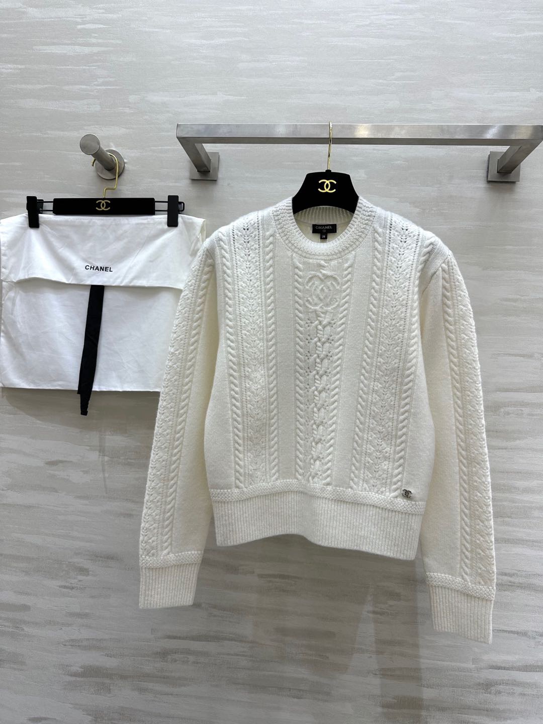 NO:697157,#Chane Ski Series chain round neck long-sleeved sweater, cashmere mixed with mulberry silk, comfortable feel, original development, high quality, ready for release, size 36/38/40,,chanel,sweaters,19860909#Chane滑雪系列 锁链圆领长袖毛衣 羊绒混搭桑蚕丝 手感舒适度并存 原版开发 高品质 现货首发size36/38/40,,chanel,sweaters,,Women's clothing