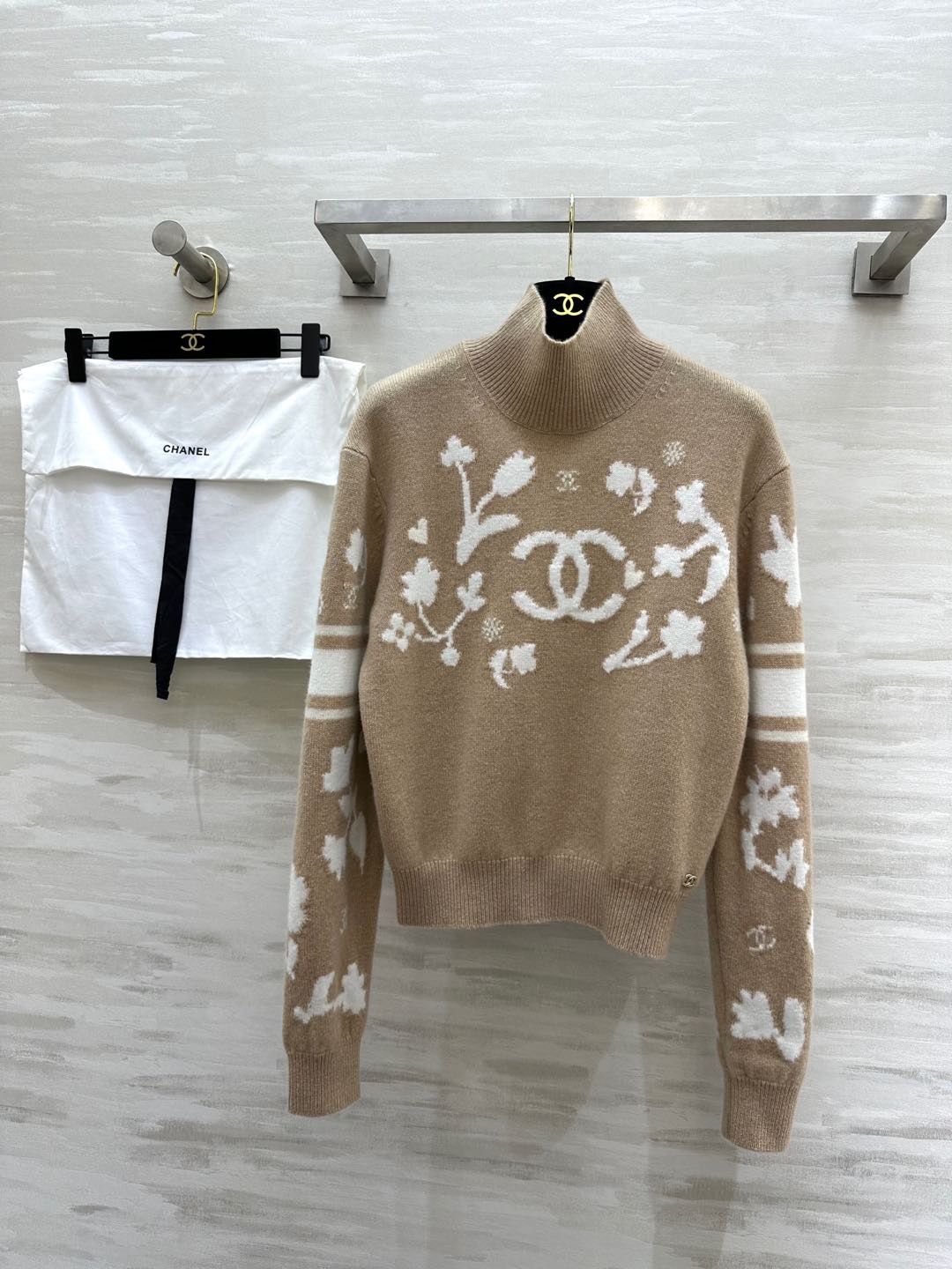 NO:697153,#Chane Ski Series Turtleneck floral sweater Cashmere mulberry silk Guaranteed hand feel and upper body comfort Christmas and New Year color matching Original development High-quality customization Available in stock for the first time size 36/38/40 (,,chanel,sweaters,19860909#Chane滑雪系列 高领花朵毛衣 羊绒桑蚕丝 保证手感和上身舒适度 圣诞新年配色 原版开发 高品质定制 现货首发size36/38/40（,,chanel,sweaters,,Women's clothing
