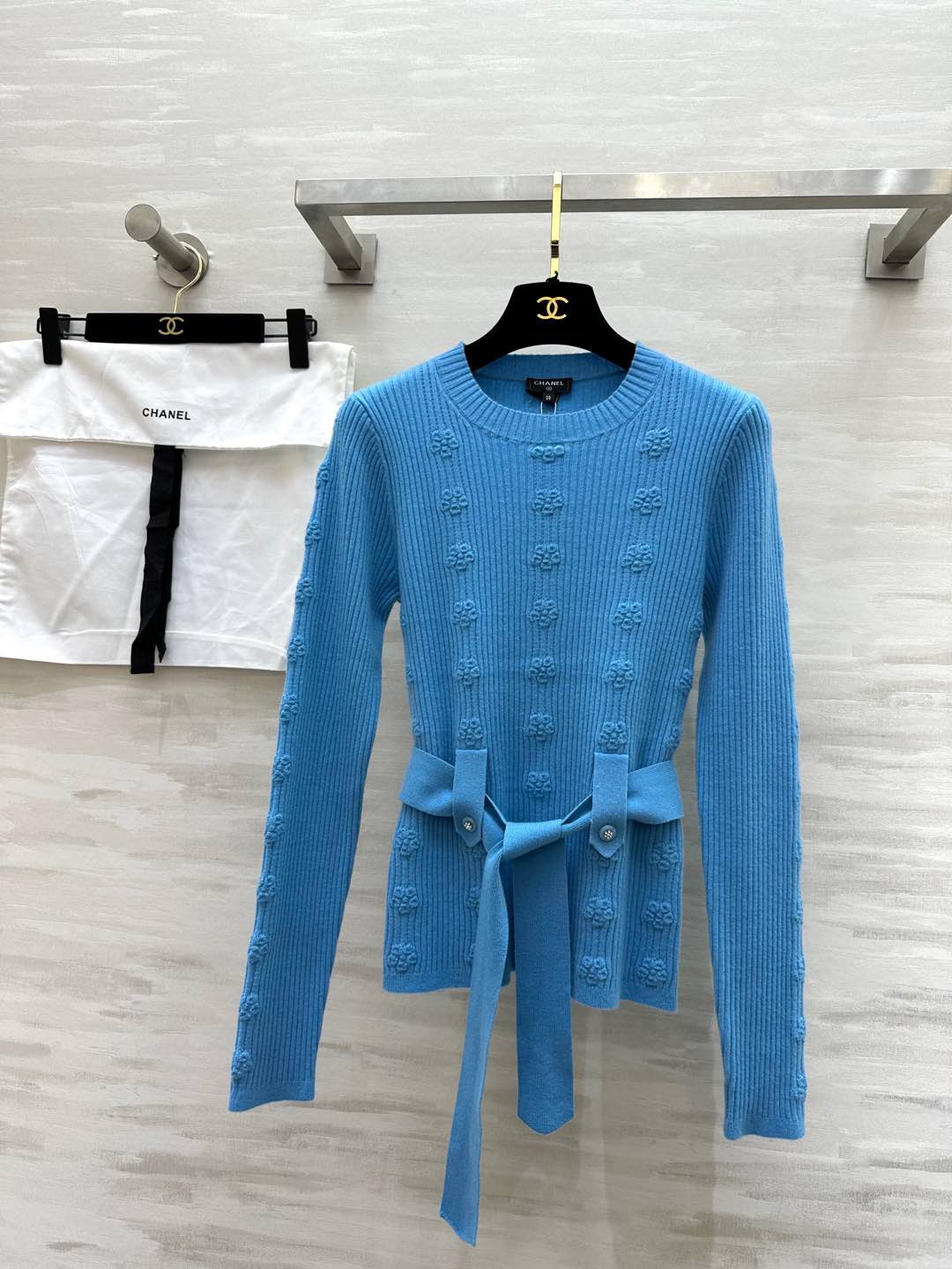 NO:697150,#Chane flower embossed belt long-sleeved sweater Jennie's same style cashmere + special yarn original development high quality ready in stock size36/38/40,,chanel,sweaters,19860909#Chane花朵浮雕腰带长袖毛衣 Jennie同款 羊绒+特种纱线 原版开发 高品质 现货首发size36/38/40,,chanel,sweaters,,Women's clothing
