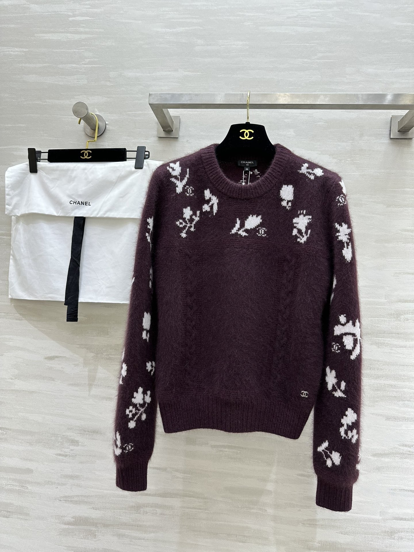 NO:697144,#Chane Ski Series Flower round neck long-sleeved top Original developed custom yarn Cashmere mulberry silk texture is delicate and soft High quality Available in stock first size 36/38/40 (,,chanel,19860909#Chane滑雪系列 花朵圆领长袖上衣 原版开发定制纱线 羊绒桑蚕丝质地细腻柔软 高品质 现货首发size36/38/40（,,chanel,,Women's clothing