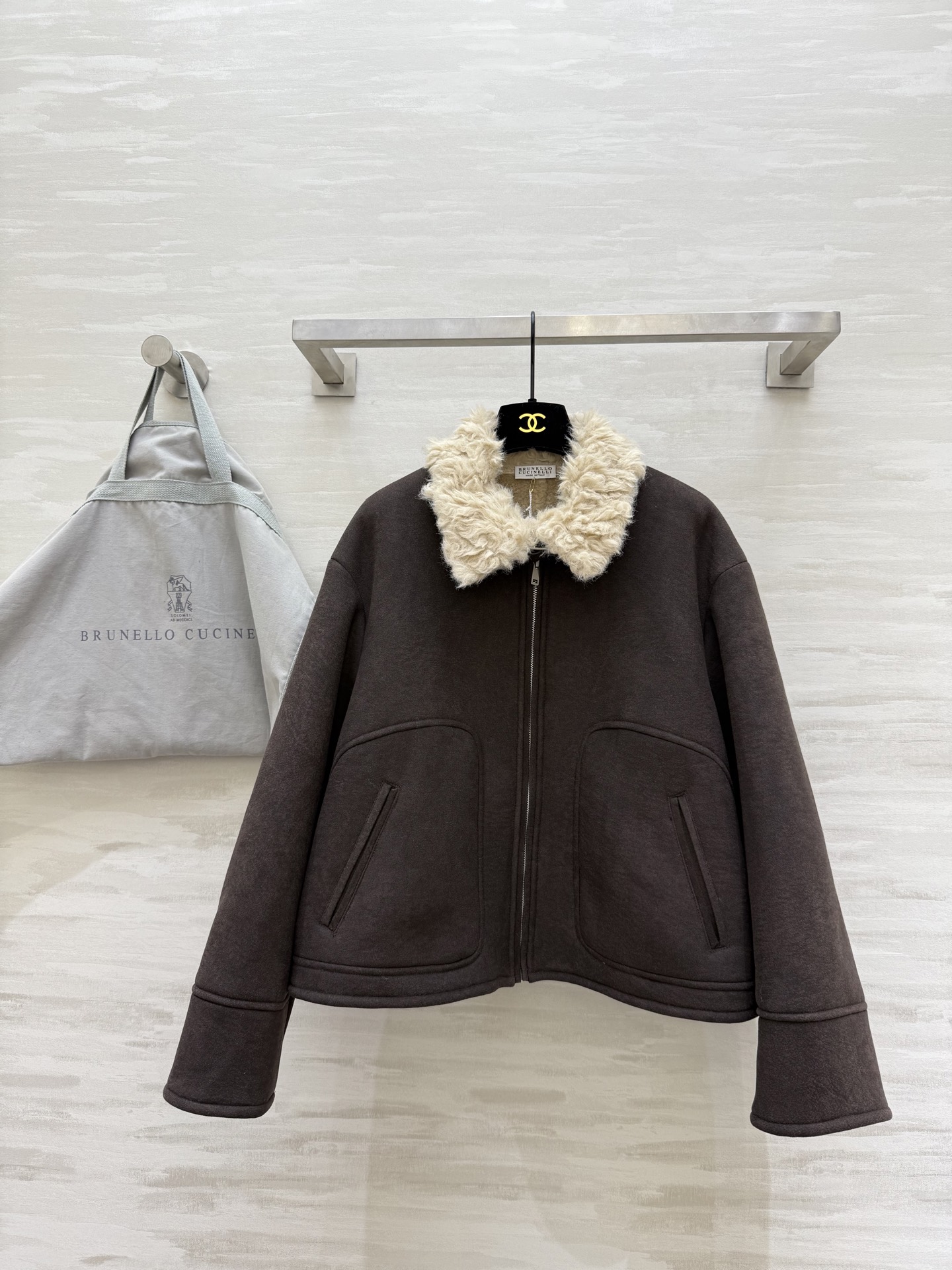 NO:689700,Brunello Cucinell lamb suede lapel jacket, nouveau riche, old money style, high quality customization, ready for sale, sizeS/M/L (S size shoulder width 49, bust 124, length 54), women's clothing, brunello cucinelli,jackets & coats,jackets & coats,chamois leather,19860909Brunello Cucinell羊羔毛麂皮翻领夹克外套 新贵老钱风 高品质定制 现货首发sizeS/M/L（s码肩宽49,胸围124,衣长54）,女装,brunello cucinelli,jackets & coats,jackets & coats,chamois leather,,Women's clothing