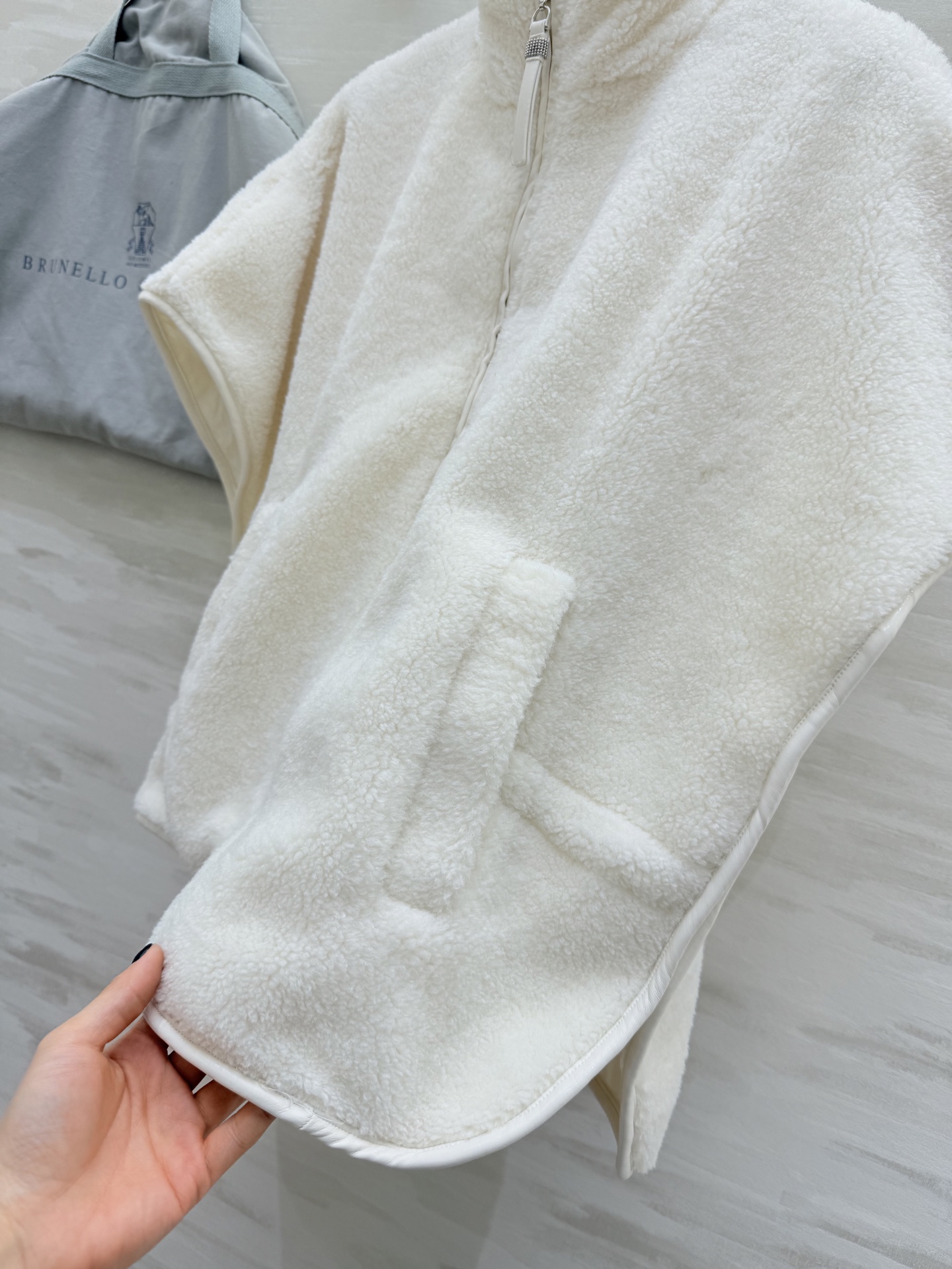 #Brunello Cucinell♡²⁶新款 羊羔绒马甲外套 暖乎乎柔软又保暖 立领+拉链设计穿脱方便