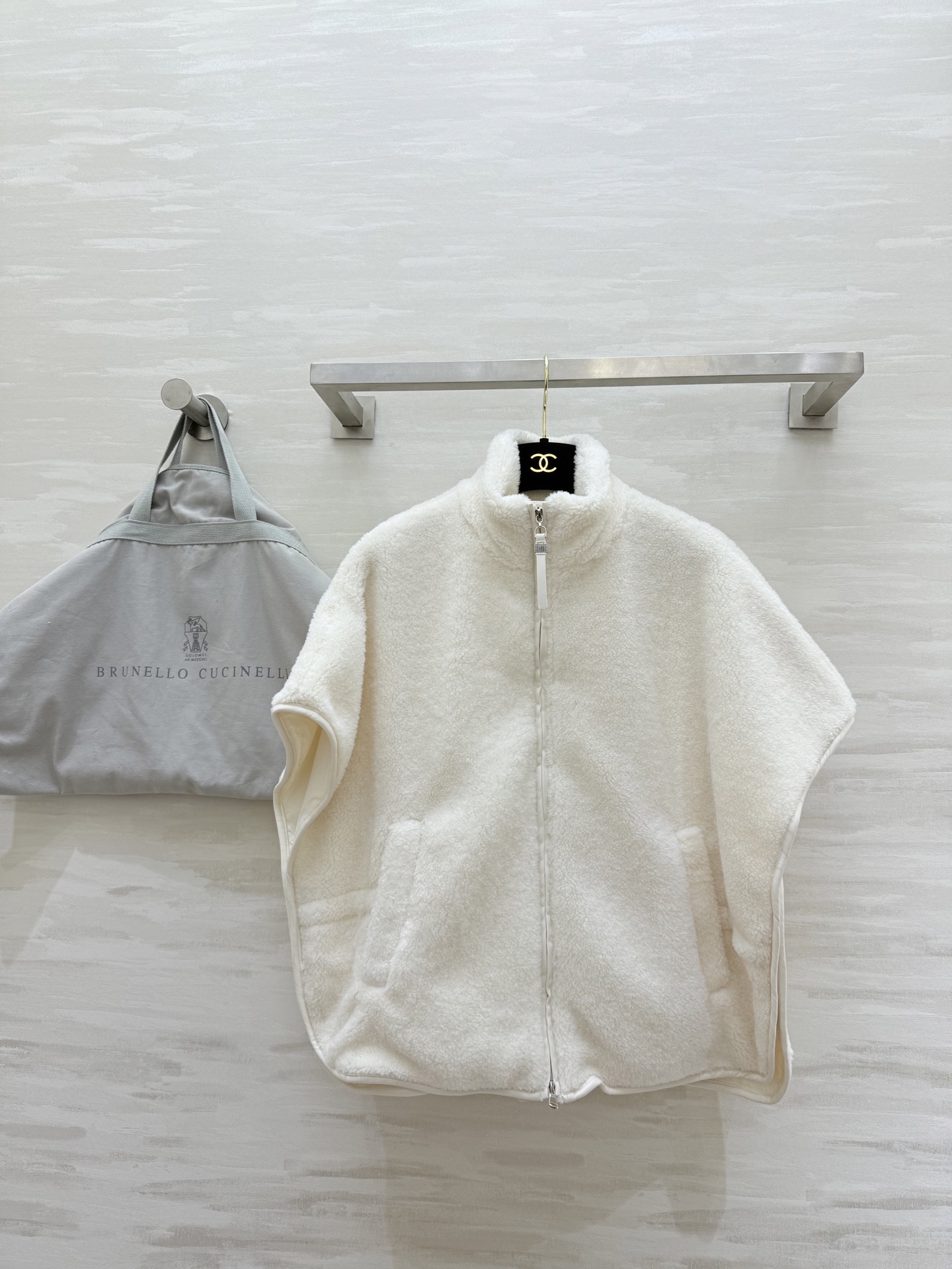 NO:689724,#Brunello Cucinell's new lambswool vest jacket is warm, soft and warm. The stand-up collar + zipper design is easy to put on and take off. The silhouette is loose and layered without being bulky. It is super friendly to the body. It is gentle and versatile and goes well with sweaters, shirts or bottoming shirts. It is easy to create a lazy atmosphere. High-quality customization. Available in stock first size S/M/L (S size bust 126, length 56), women's clothing, brunello  cucinelli,hoodie,sweatshirts,jackets & coats,shirts,19860909#Brunello Cucinell新款 羊羔绒马甲外套 暖乎乎柔软又保暖 立领+拉链设计穿脱方便 廓形宽松叠穿不臃肿 对身材超友好 温柔百搭随手搭卫衣、衬衫或打底衫都很出彩 轻松打造慵懒氛围感 高品质定制 现货首发sizeS/M/L（s码胸围126,衣长56）,女装,brunello cucinelli,hoodie,sweatshirts,jackets & coats,shirts,,Women's clothing