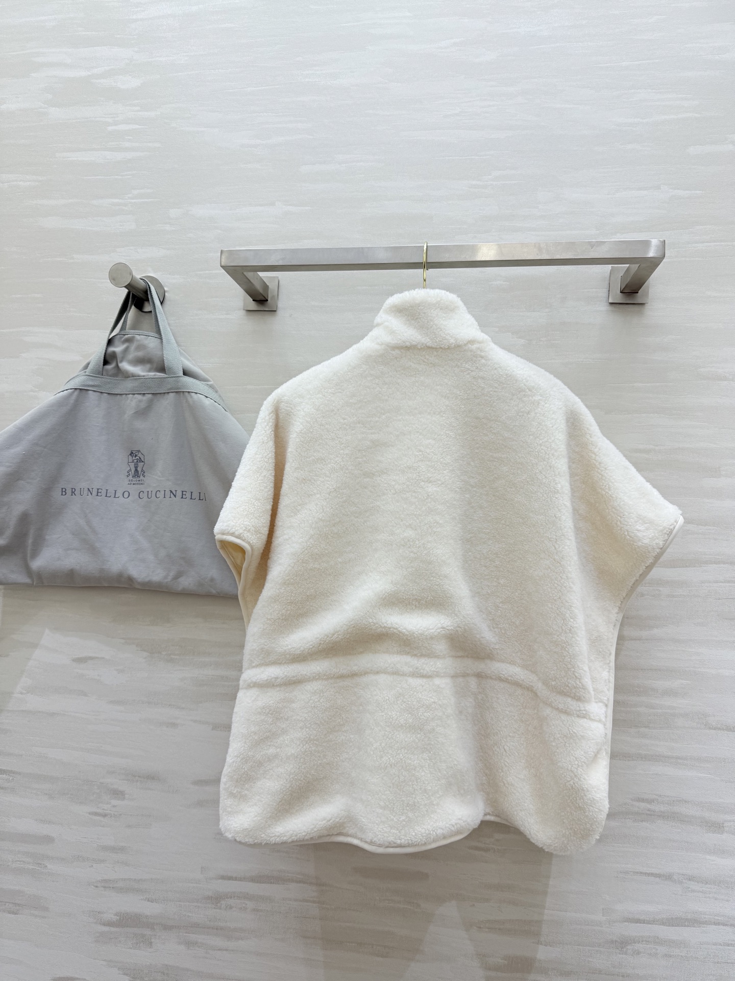 #Brunello Cucinell♡²⁶新款 羊羔绒马甲外套 暖乎乎柔软又保暖 立领+拉链设计穿脱方便