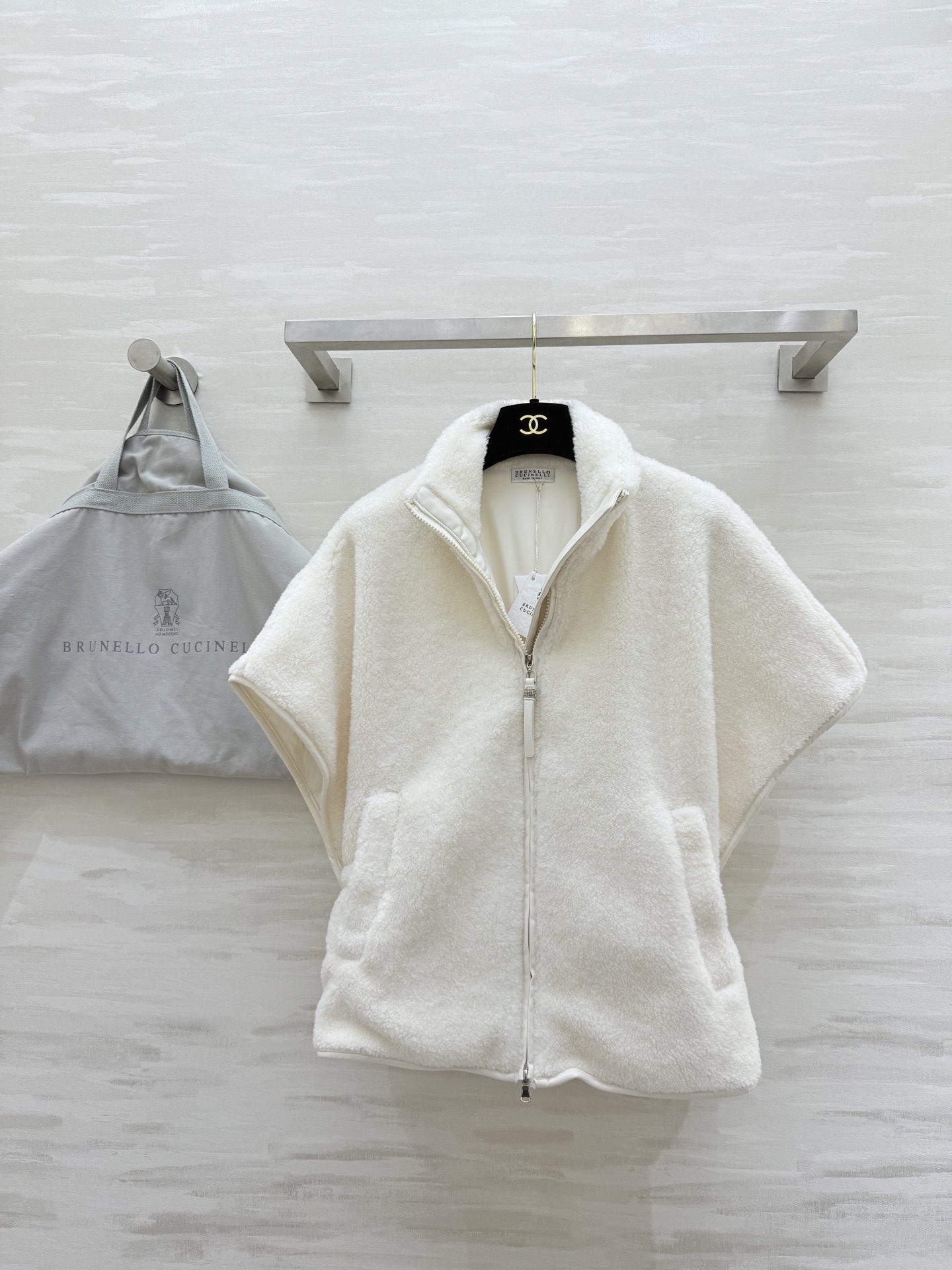 #Brunello Cucinell♡²⁶新款 羊羔绒马甲外套 暖乎乎柔软又保暖 立领+拉链设计穿脱方便