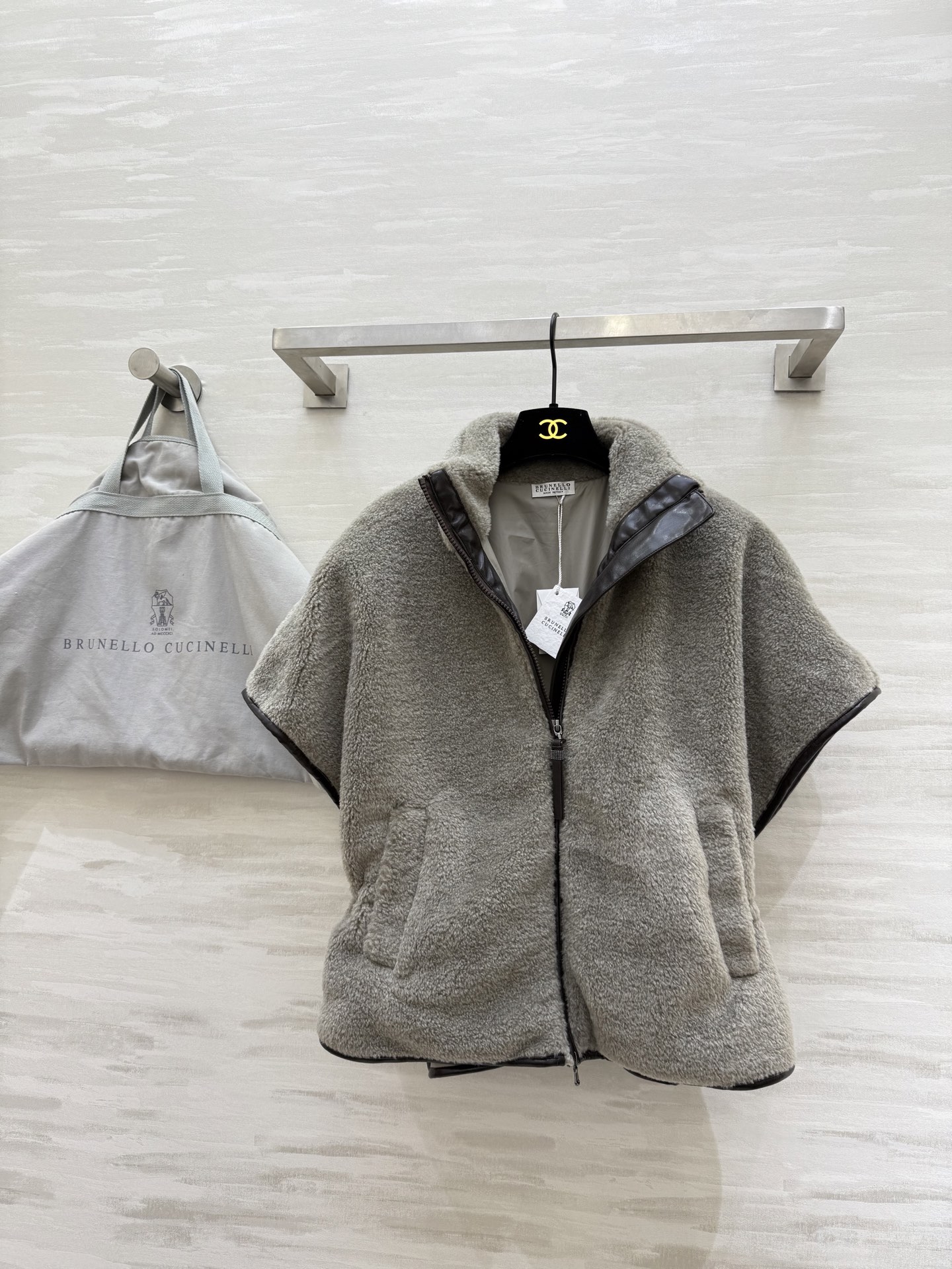 #Brunello Cucinell♡²⁶新款 羊羔绒马甲外套 暖乎乎柔软又保暖 立领+拉链设计穿脱方便