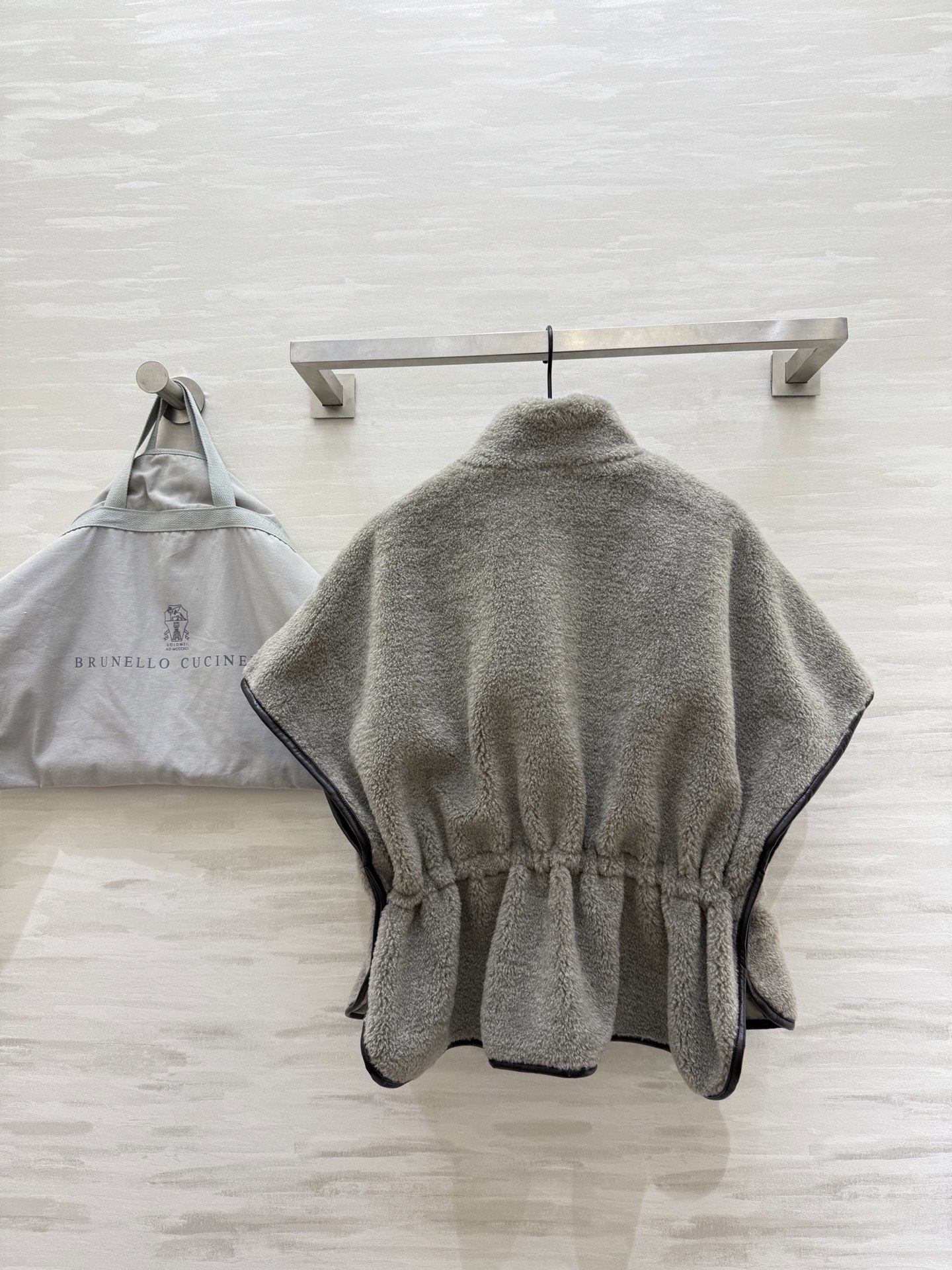 #Brunello Cucinell♡²⁶新款 羊羔绒马甲外套 暖乎乎柔软又保暖 立领+拉链设计穿脱方便