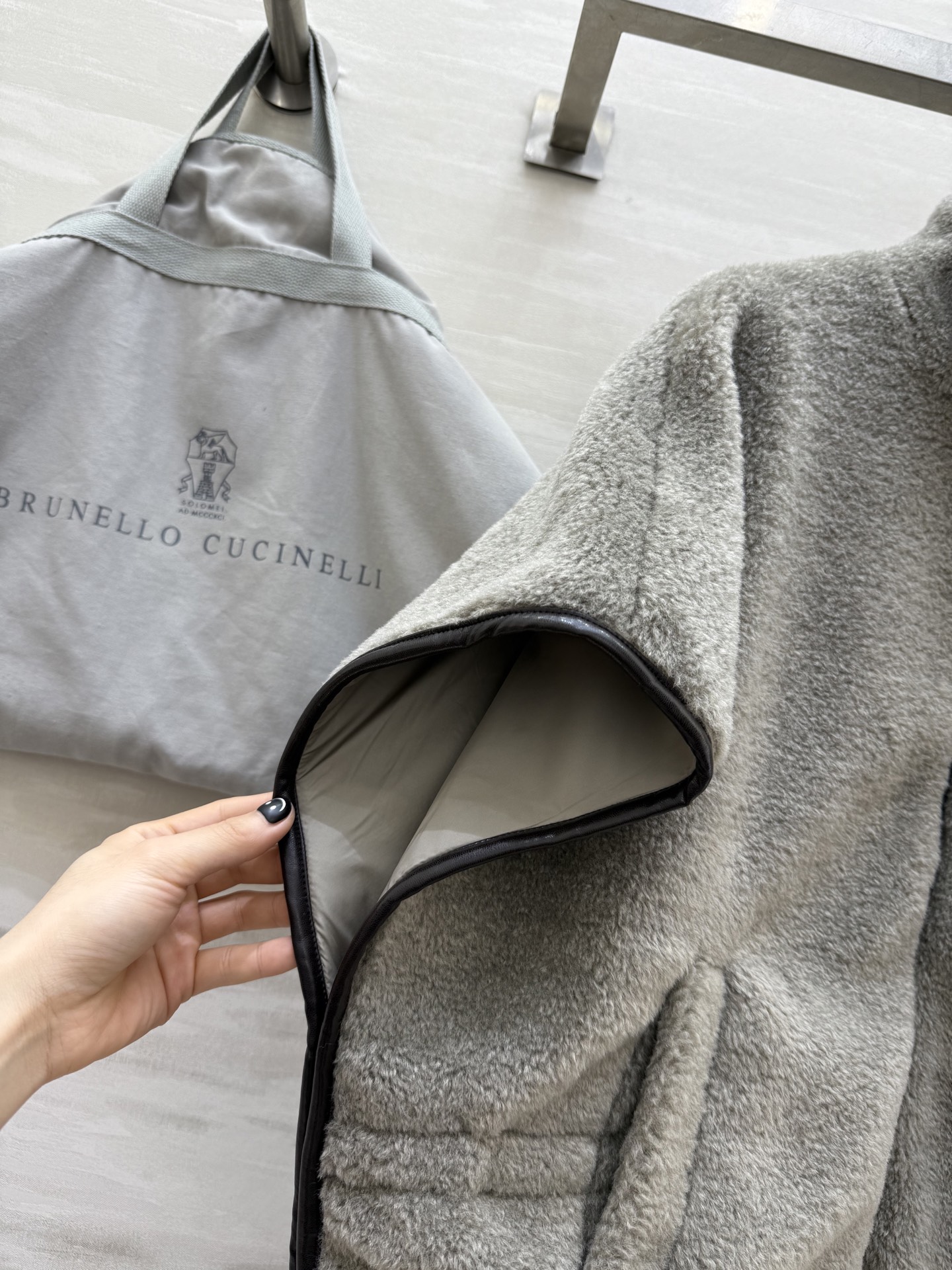 #Brunello Cucinell♡²⁶新款 羊羔绒马甲外套 暖乎乎柔软又保暖 立领+拉链设计穿脱方便