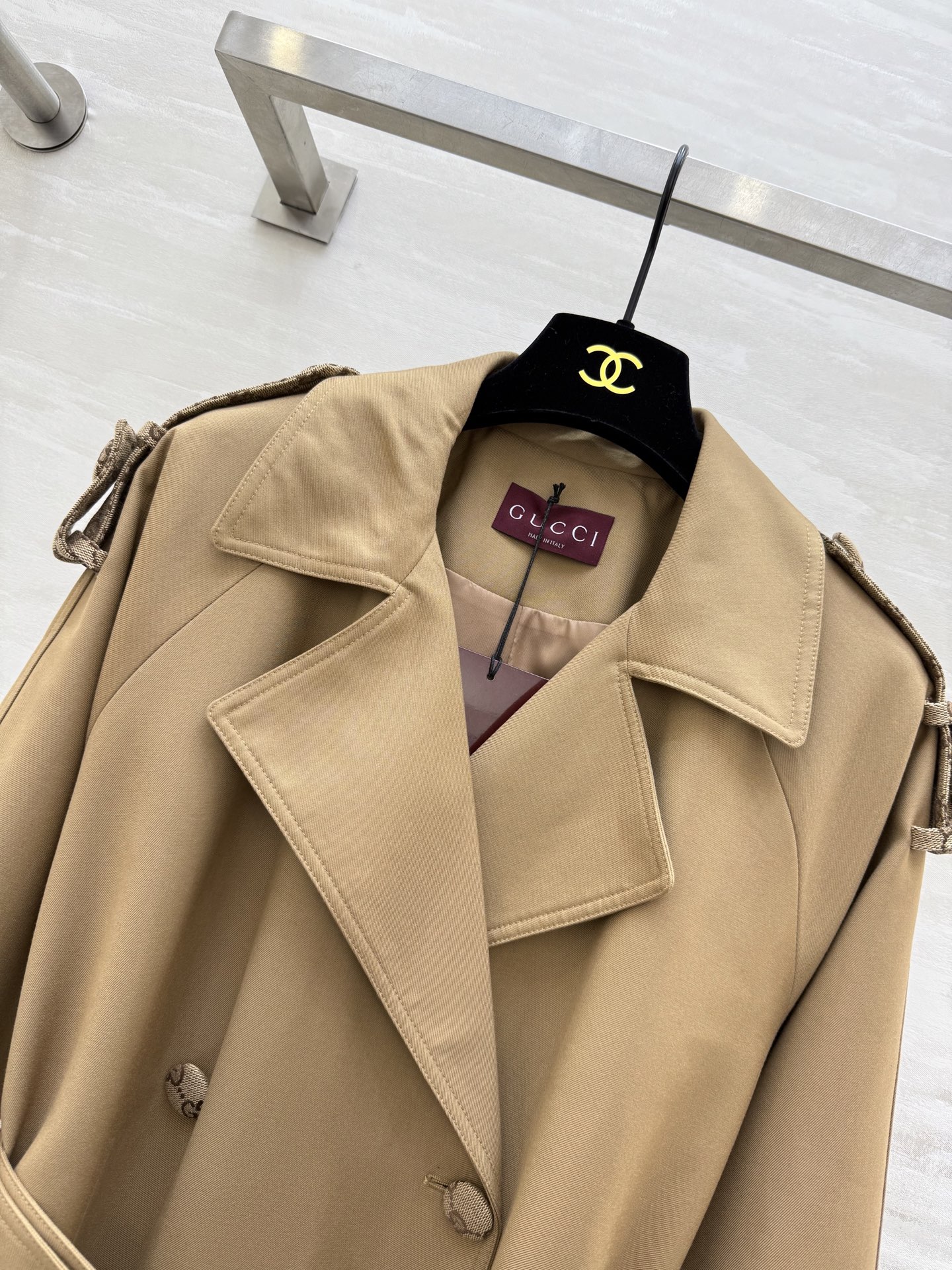 #Gucc♡²⁶新款 卡其色双排扣风衣 经典廓形 腰带收腰 轻松勾勒身材比例 袖口和口袋盖拼接GG提花辨