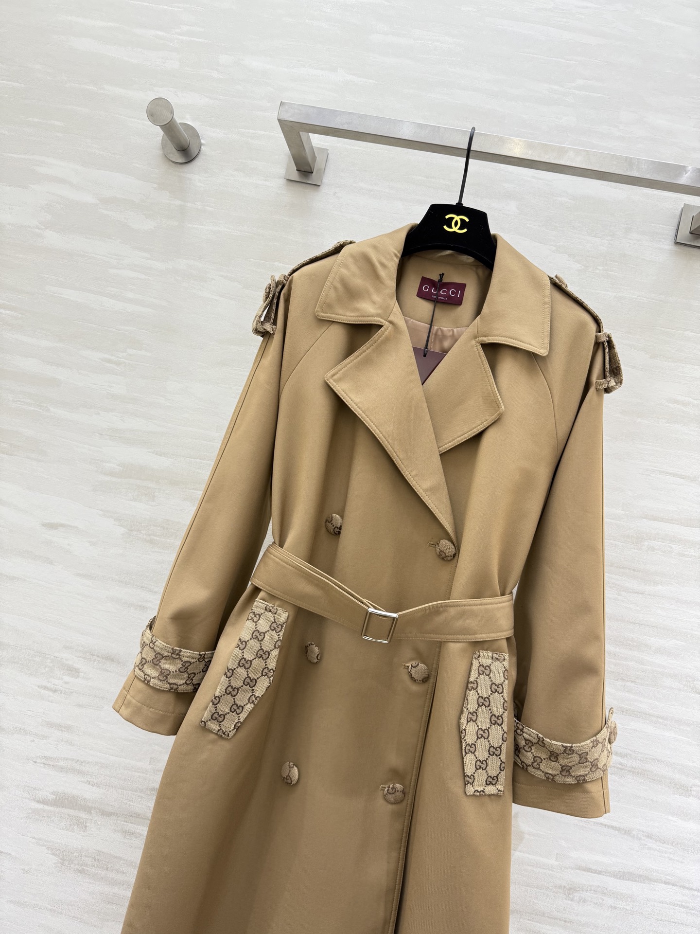 #Gucc♡²⁶新款 卡其色双排扣风衣 经典廓形 腰带收腰 轻松勾勒身材比例 袖口和口袋盖拼接GG提花辨