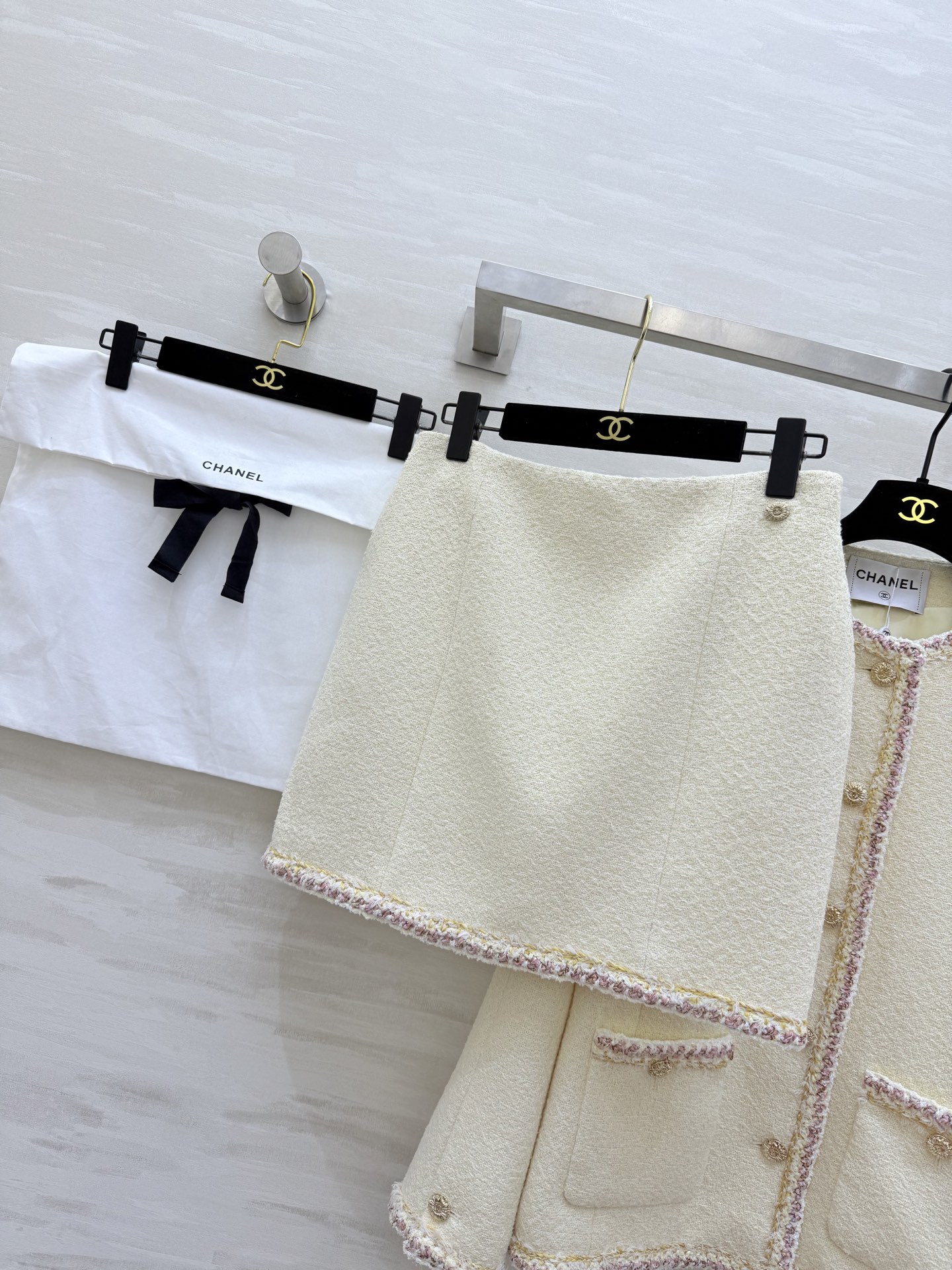 #Chane♡²⁶C早春度假系列⛱️ 将晨雾与暮光🌫️一同织进小香的粗花呢里~重工浪漫主义必入 分开发售