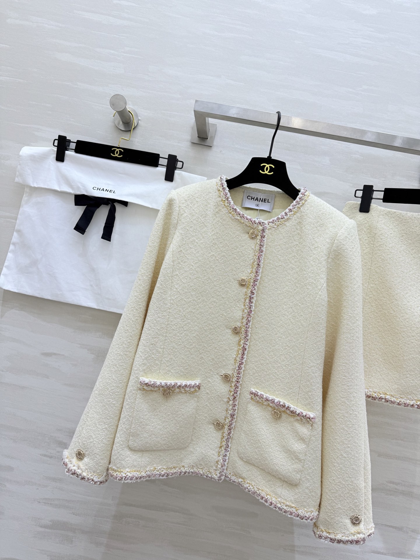 #Chane♡²⁶C早春度假系列⛱️ 将晨雾与暮光🌫️一同织进小香的粗花呢里~重工浪漫主义必入 分开发售