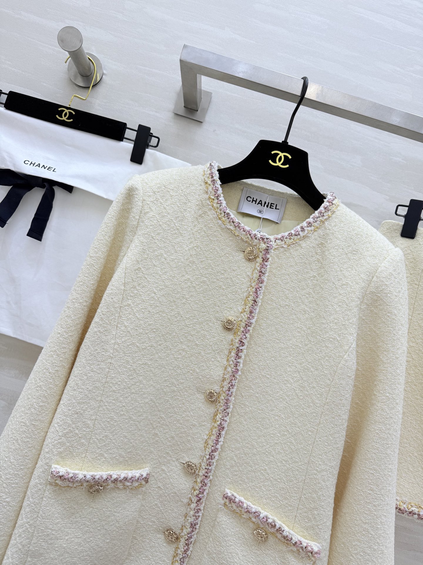 #Chane♡²⁶C早春度假系列⛱️ 将晨雾与暮光🌫️一同织进小香的粗花呢里~重工浪漫主义必入 分开发售