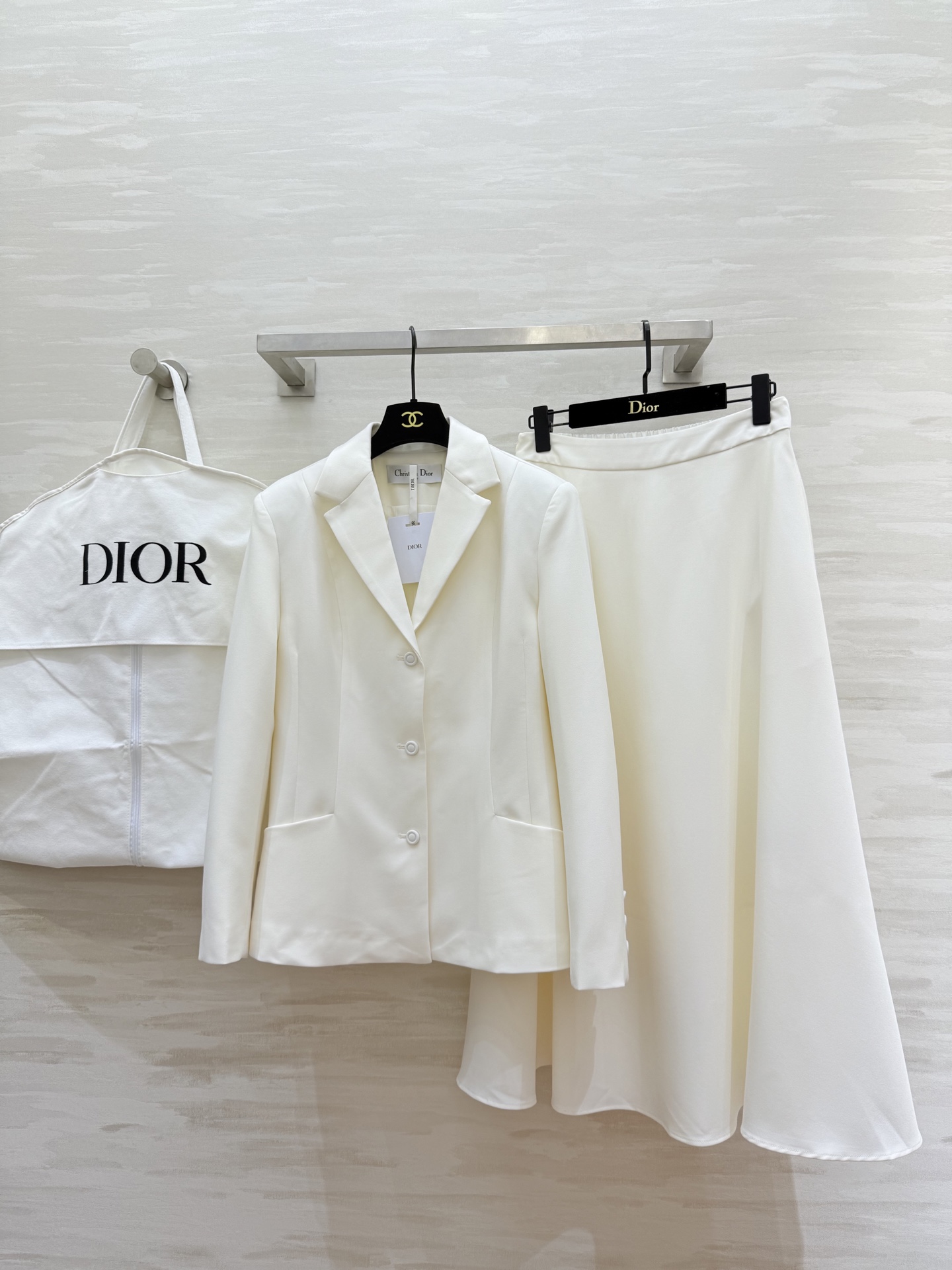 NO:689709,#DIO New Suit Suit Slim-fitting blazer + high-waisted long skirt Elegant and high-end coat with gun lapels Three-button design Sharp tailoring Highlights your capable temperament  coats, business suits,19860909#DIO新款 西装套装 修身西装外套+高腰长裙 优雅高级 外套枪驳领 三粒扣设计 剪裁利落 凸显干练气质 A字伞裙设计走路自带优雅氛围 高品质定制 现货首发sizeS/M/L/XL（S码肩宽39,胸围98,衣长62,半裙腰围66,裙长88）,迪奥-服装,dior,dior,skirts,jackets & coats,business suit,,Women's clothing