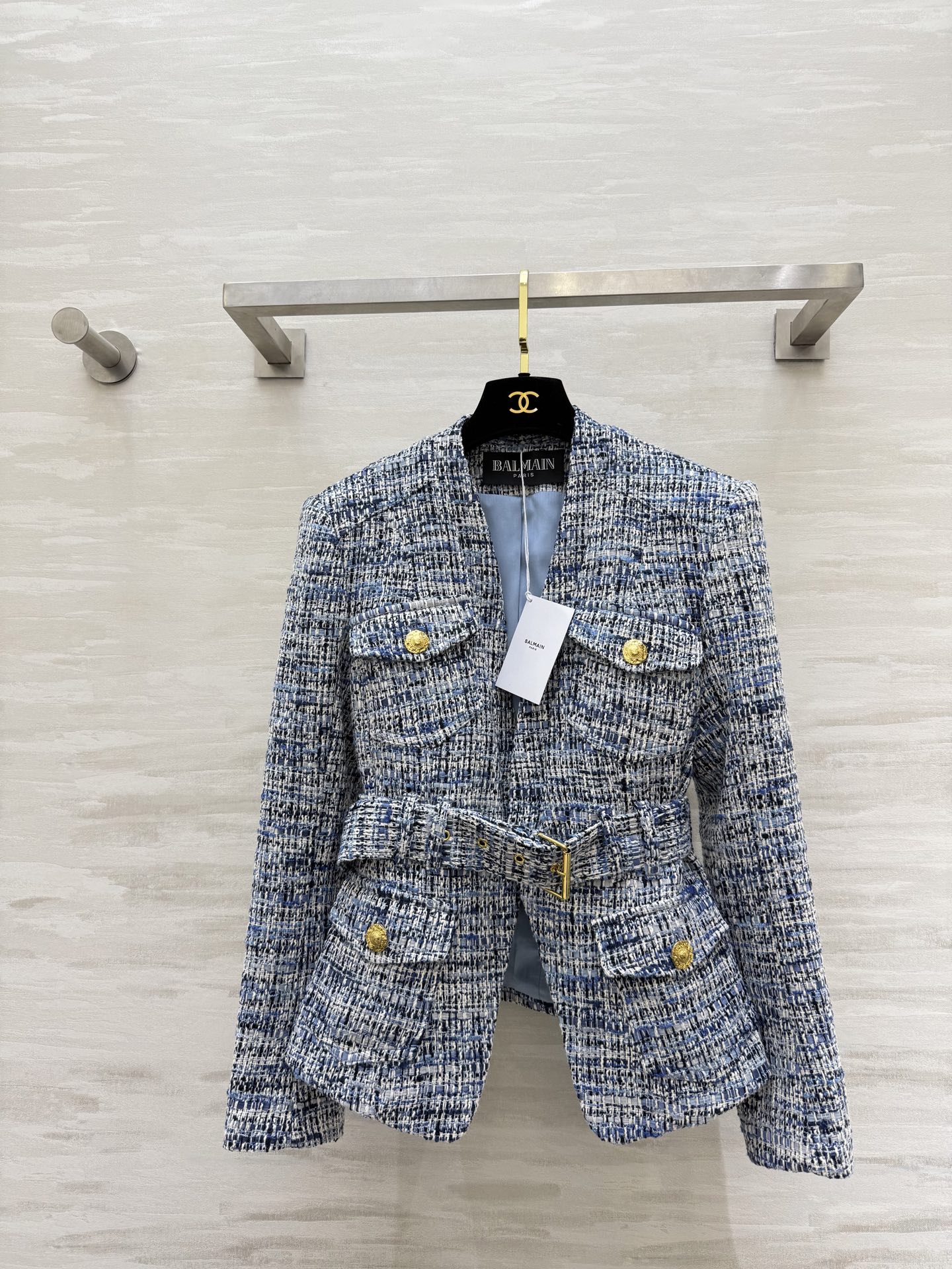 NO:689677,#BALMAI's new blue and white tweed jacket, classic tweed, super textured blue and white woven texture, gold buttons + belt details, French elegance and modern fashion, short tailoring waist design, easily highlights body proportions, high quality customization, available in stock first size S/M/L (S size bust 92, length 53), Balmain-clothing, balmain, balmain, jackets & coats,19860909#BALMAI新款 蓝白花呢外套 经典粗花呢 蓝白编织纹理超有质感 金色纽扣+腰带细节法式优雅与现代时髦感兼具 短款剪裁收腰设计 轻松凸显身材比例 高品质定制 现货首发sizeS/M/L（s码胸围92,衣长53）,巴尔曼-服装,balmain,balmain,jackets & coats,,Women's clothing