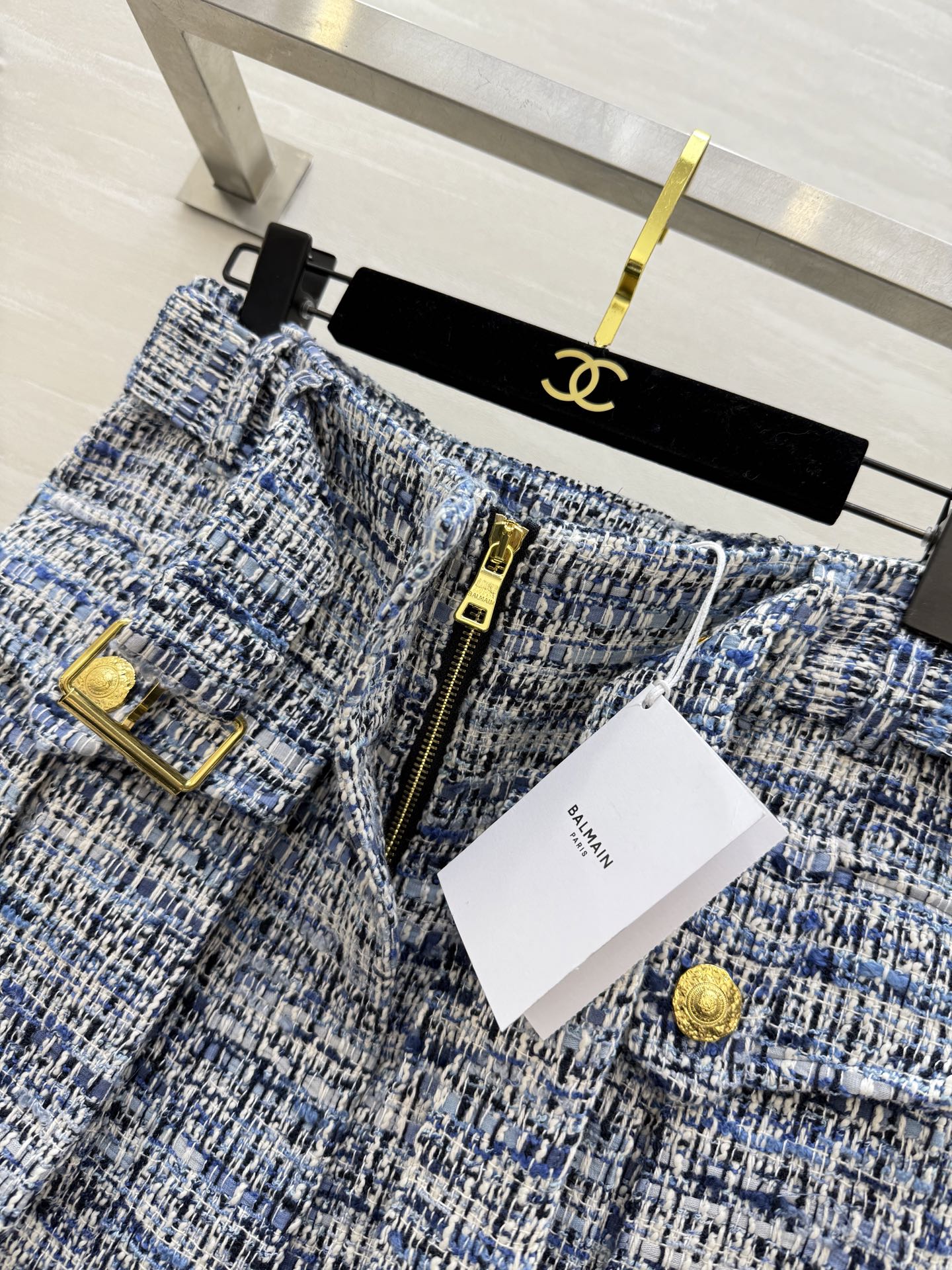 #Balmai♡²⁶新款 蓝白粗花呢半裙 经典编织纹理+金属扣 法式优雅感满满✨ 收腰设计+腰带，轻松凸