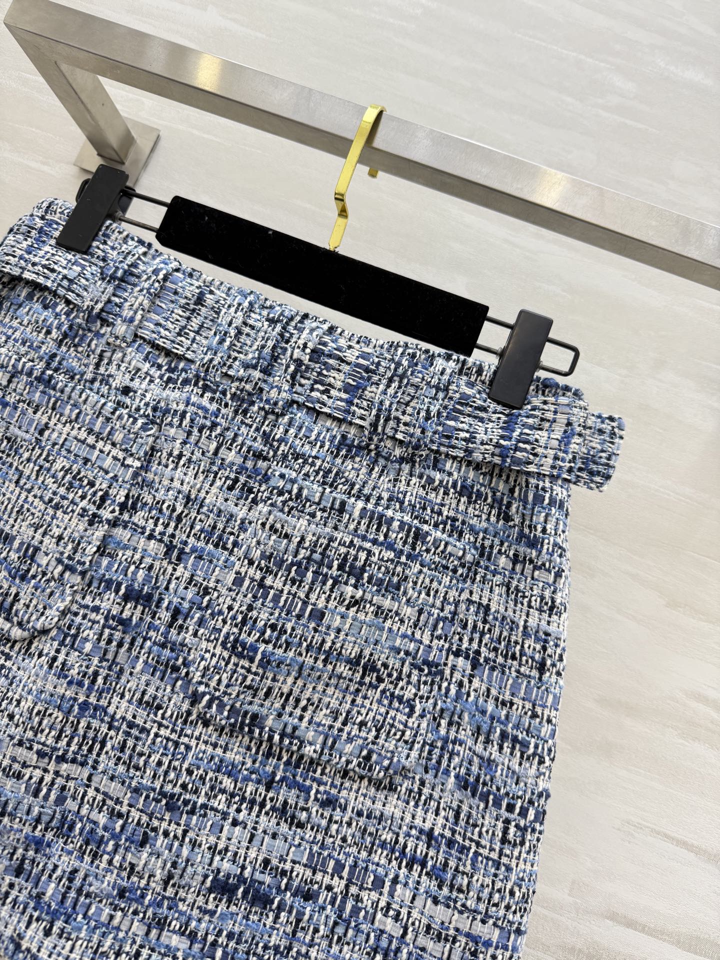 #Balmai♡²⁶新款 蓝白粗花呢半裙 经典编织纹理+金属扣 法式优雅感满满✨ 收腰设计+腰带，轻松凸