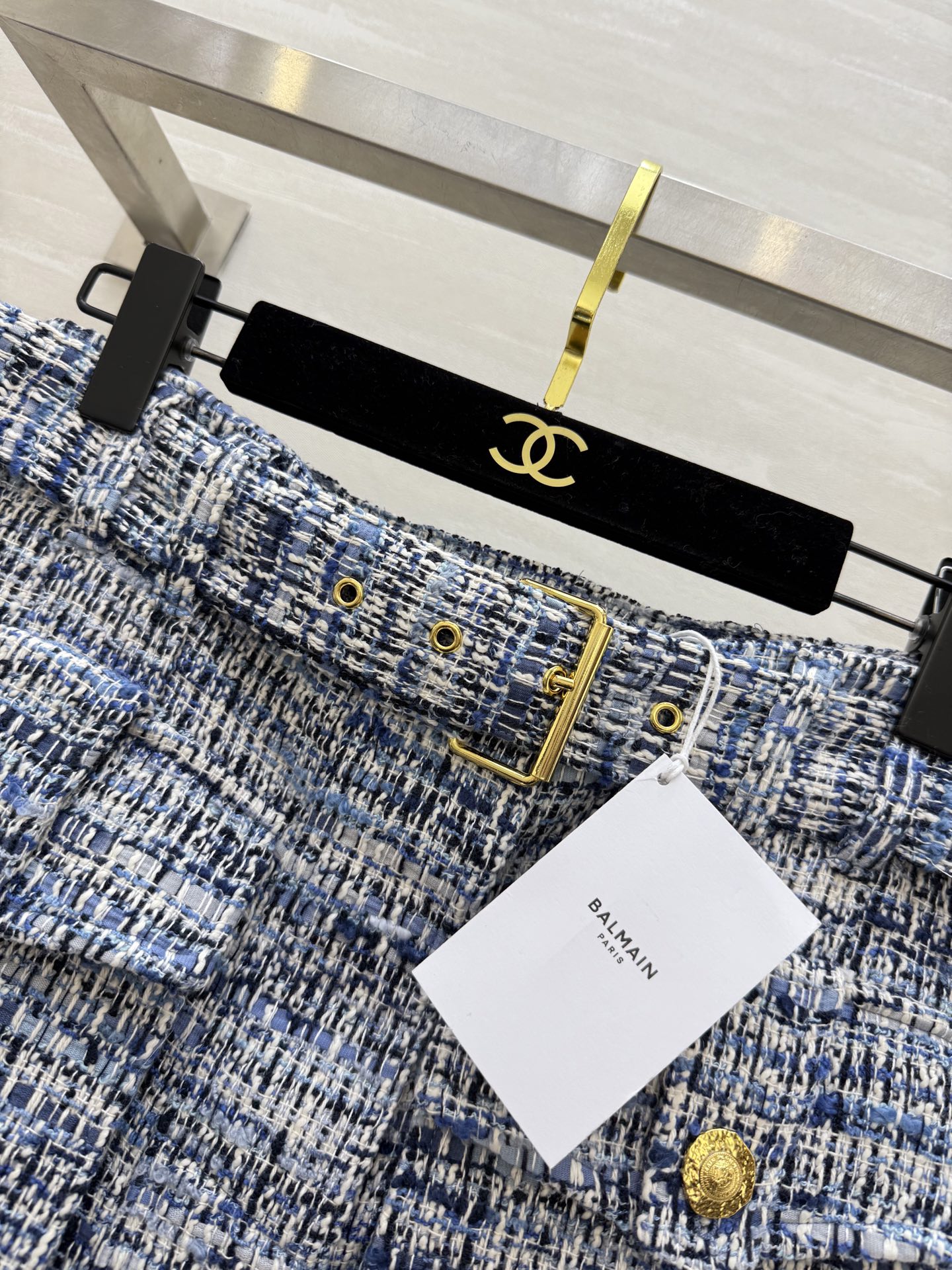 #Balmai♡²⁶新款 蓝白粗花呢半裙 经典编织纹理+金属扣 法式优雅感满满✨ 收腰设计+腰带，轻松凸