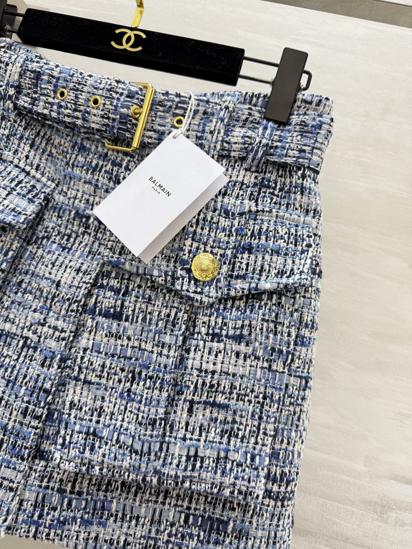 #Balmai♡²⁶新款 蓝白粗花呢半裙 经典编织纹理+金属扣 法式优雅感满满✨ 收腰设计+腰带，轻松凸