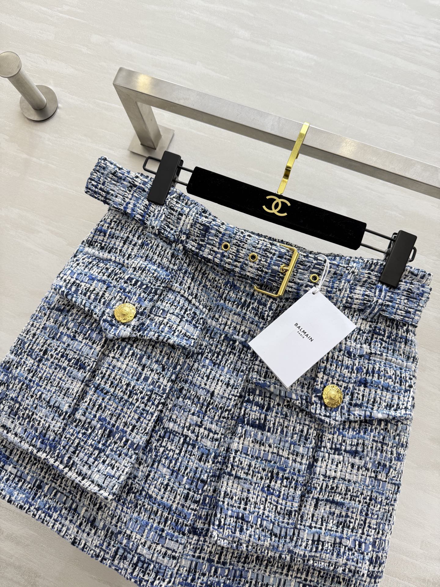 #Balmai♡²⁶新款 蓝白粗花呢半裙 经典编织纹理+金属扣 法式优雅感满满✨ 收腰设计+腰带，轻松凸