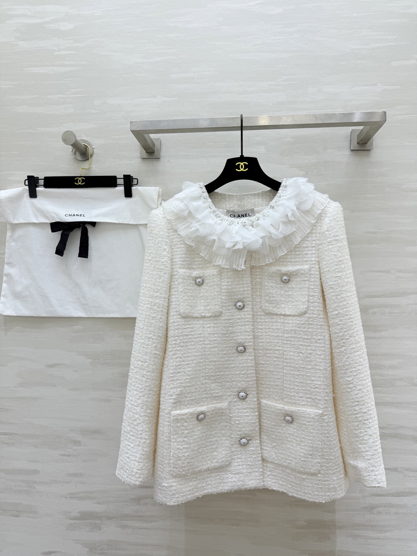 NO:701024,#Chane Advanced Handicraft Series White Moonlight Tweed Jacket is so beautiful!  Counter 14w collection-level items, high-quality customization, available in stock first size S/M/L (S size shoulder width 40, bust 88, length 67), Chanel-clothing, chanel, chanel, jackets & coats,19860909#Chane高级手工坊系列 白月光粗花呢外套 美到极致！专柜14w 珍藏级别单品 高品质定制 现货首发sizeS/M/L（s码肩宽40,胸围88,衣长67）,香奈儿-服装,chanel,chanel,jackets & coats,,Women's clothing