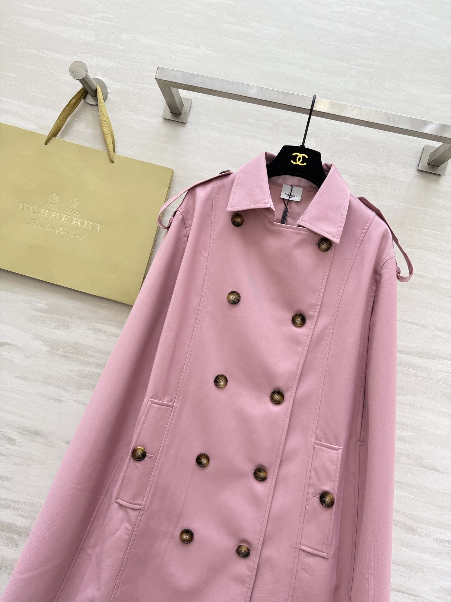 #Burberr♡²⁶新款 斗篷式风衣外套 高品质定制 现货首发size：S/M/L/XL（M码肩宽：4