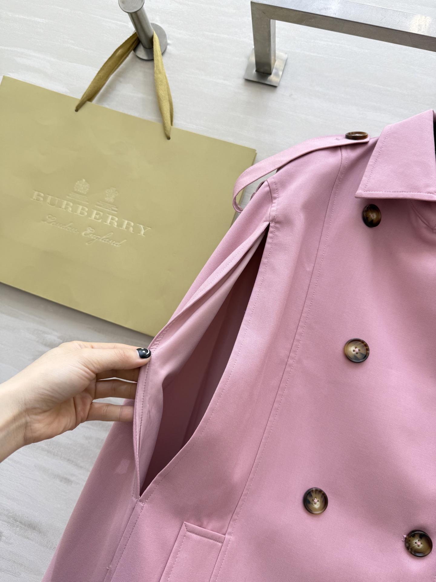 #Burberr♡²⁶新款 斗篷式风衣外套 高品质定制 现货首发size：S/M/L/XL（M码肩宽：4