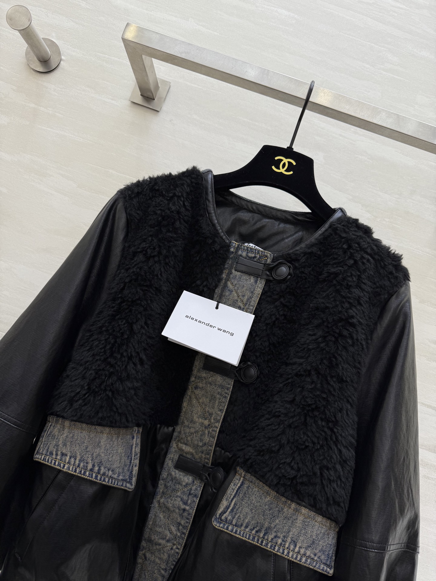 #alexanderwan♡²⁶牛仔拼接鹅绒外套 内里白鹅绒填充 轻盈保暖 帅气牛仔点缀时髦有个性 高品