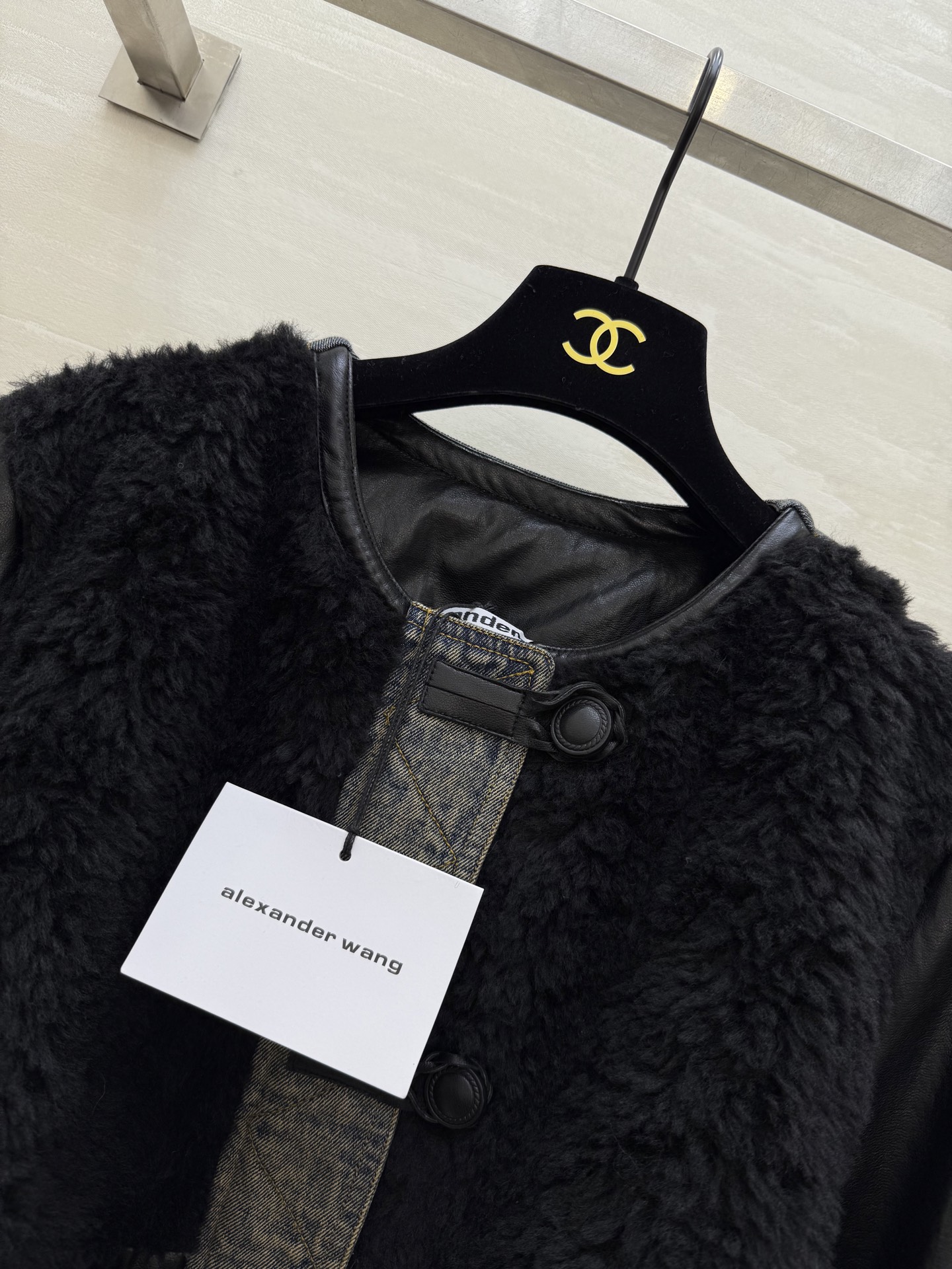 #alexanderwan♡²⁶牛仔拼接鹅绒外套 内里白鹅绒填充 轻盈保暖 帅气牛仔点缀时髦有个性 高品