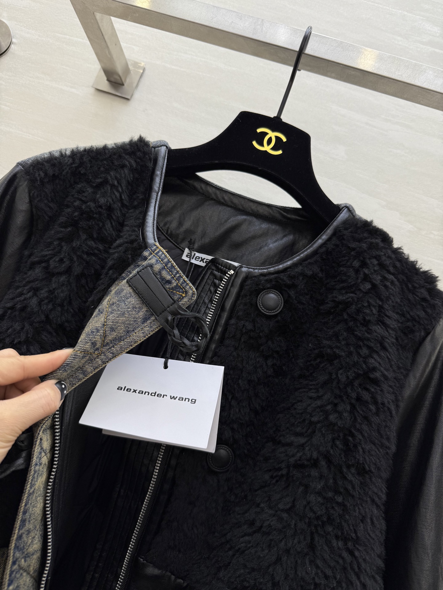 #alexanderwan♡²⁶牛仔拼接鹅绒外套 内里白鹅绒填充 轻盈保暖 帅气牛仔点缀时髦有个性 高品