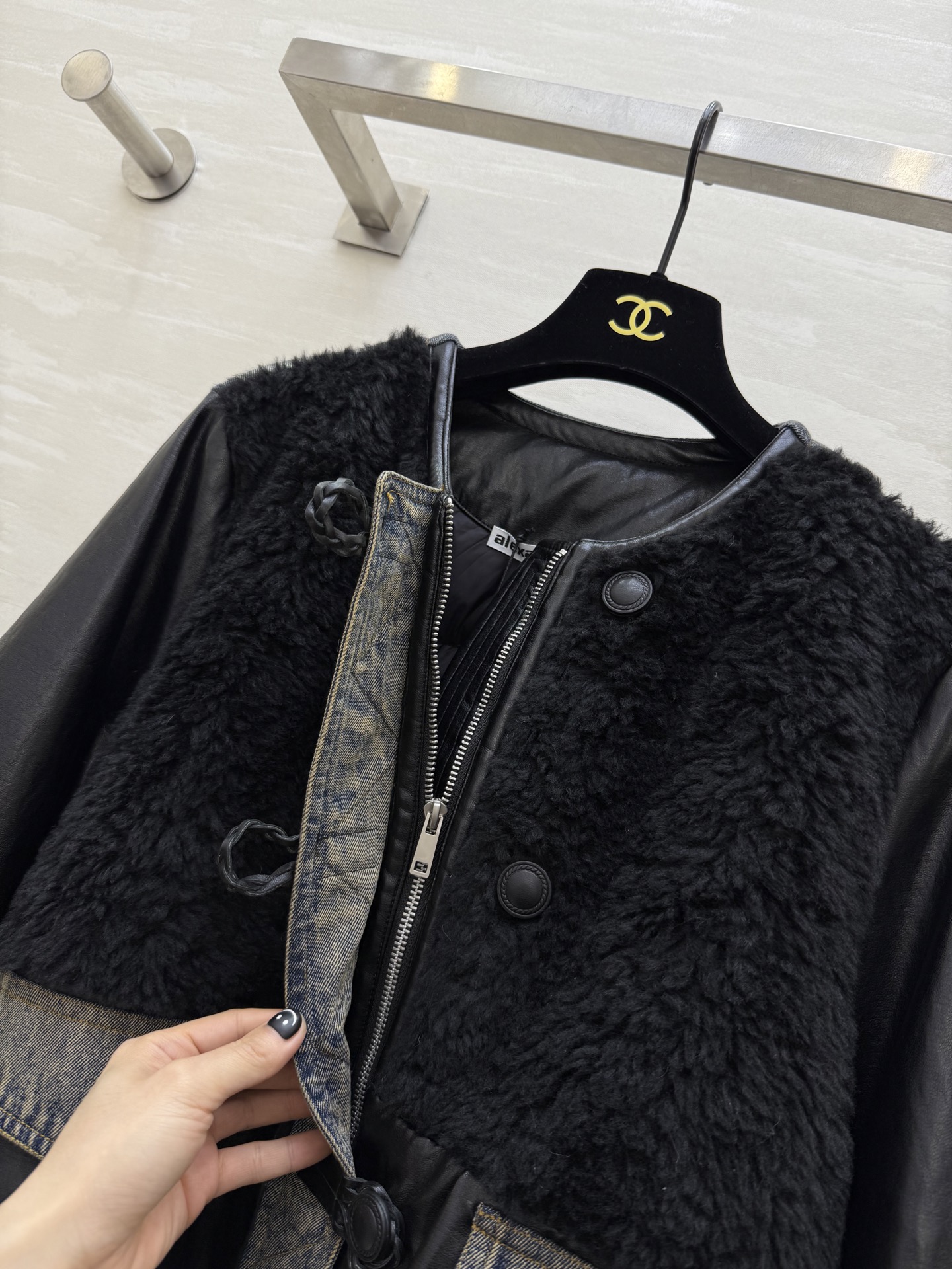 #alexanderwan♡²⁶牛仔拼接鹅绒外套 内里白鹅绒填充 轻盈保暖 帅气牛仔点缀时髦有个性 高品