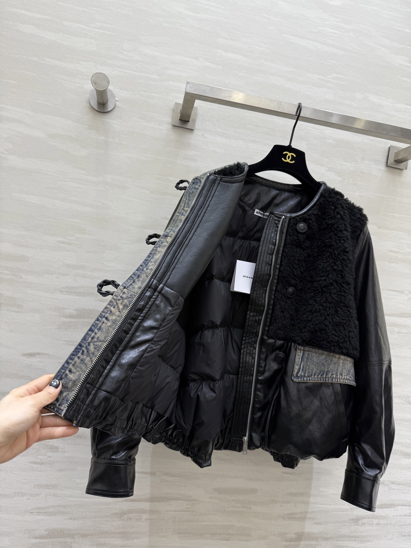 #alexanderwan♡²⁶牛仔拼接鹅绒外套 内里白鹅绒填充 轻盈保暖 帅气牛仔点缀时髦有个性 高品