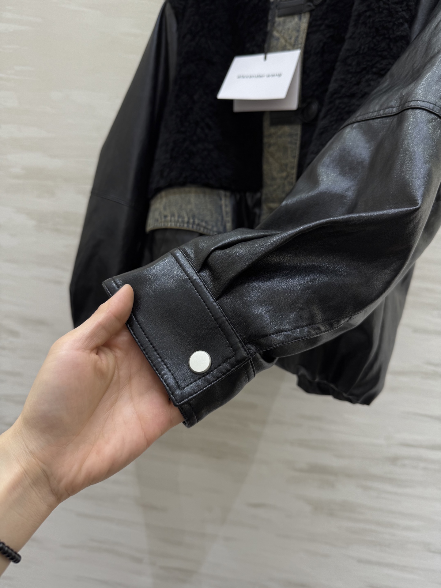 #alexanderwan♡²⁶牛仔拼接鹅绒外套 内里白鹅绒填充 轻盈保暖 帅气牛仔点缀时髦有个性 高品