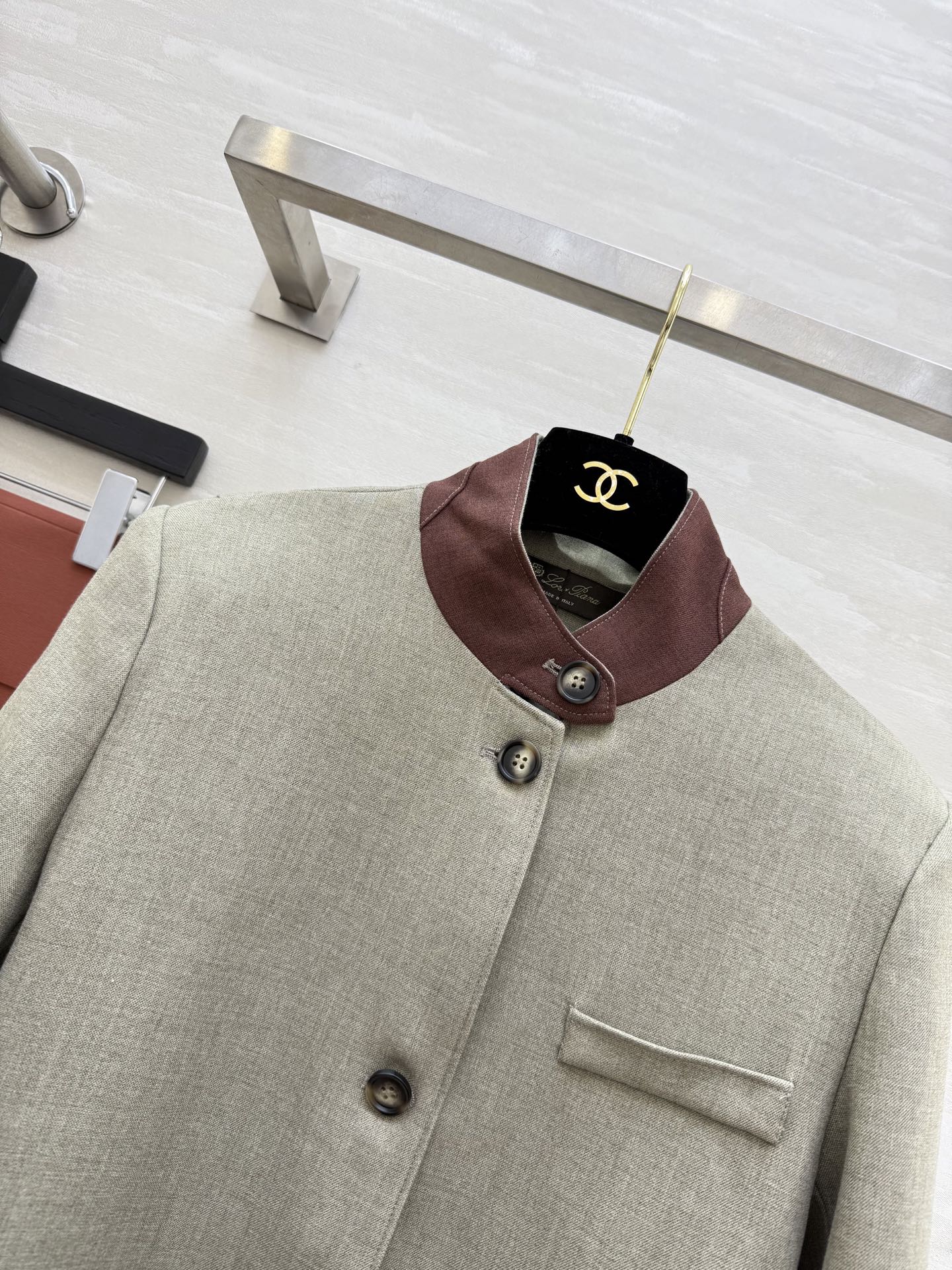 #Loro Pian♡²⁶Roadster夹克 立领设计+深棕绒面革拼接低调又有质感 单排扣+平口袋线条