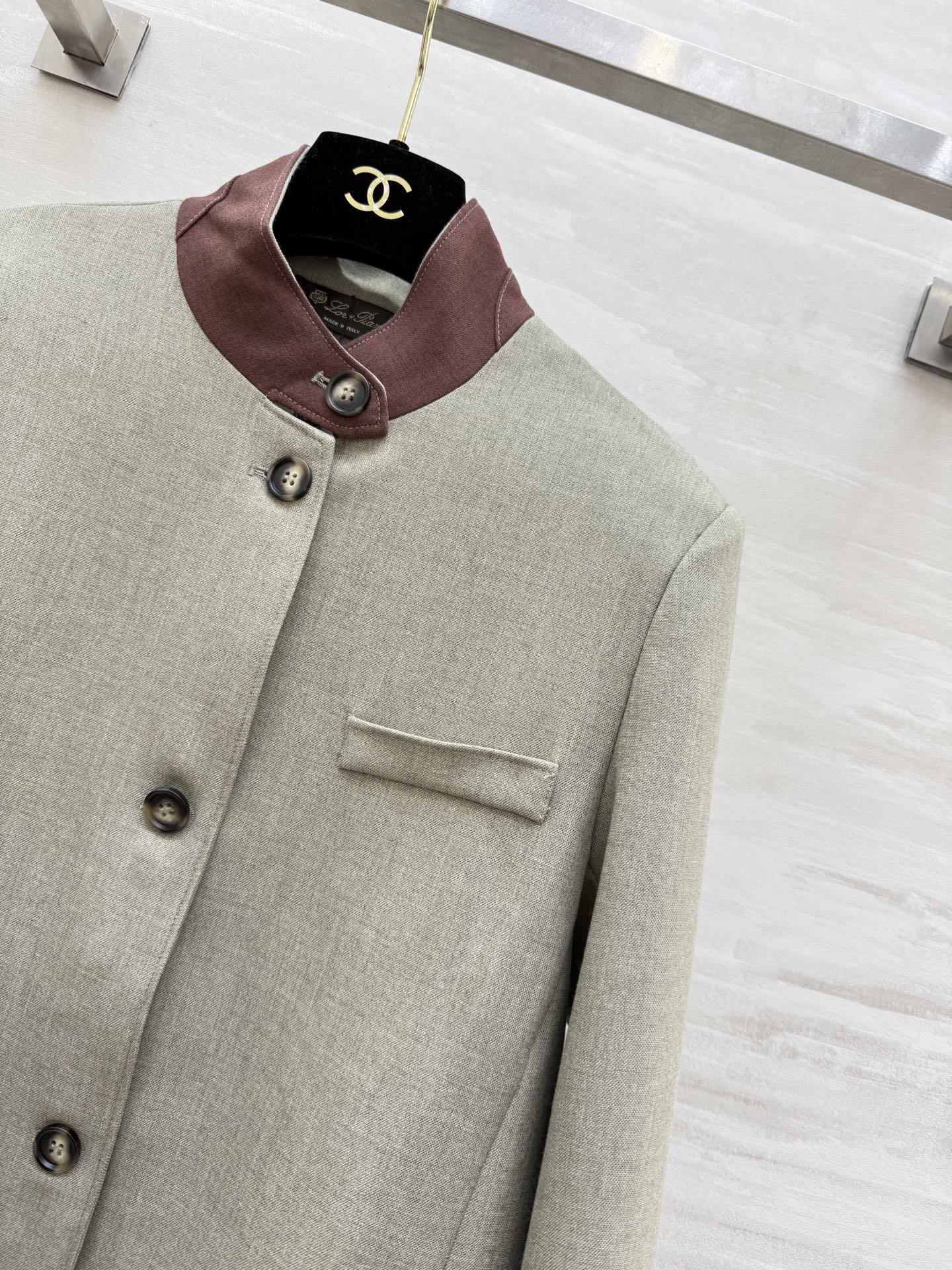 #Loro Pian♡²⁶Roadster夹克 立领设计+深棕绒面革拼接低调又有质感 单排扣+平口袋线条