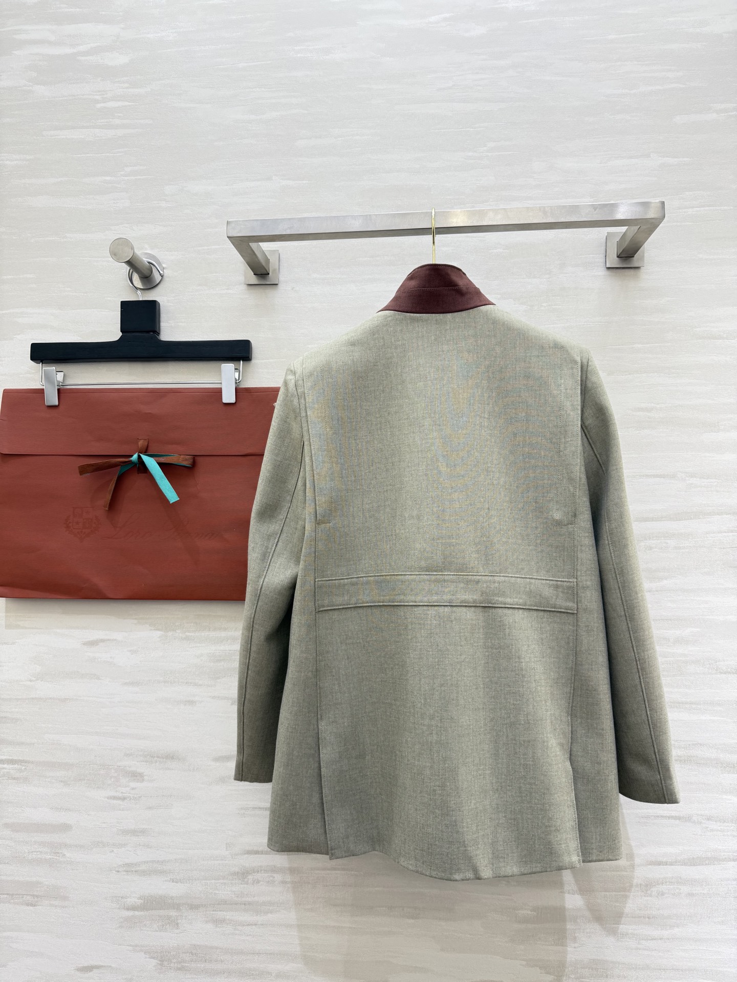 #Loro Pian♡²⁶Roadster夹克 立领设计+深棕绒面革拼接低调又有质感 单排扣+平口袋线条