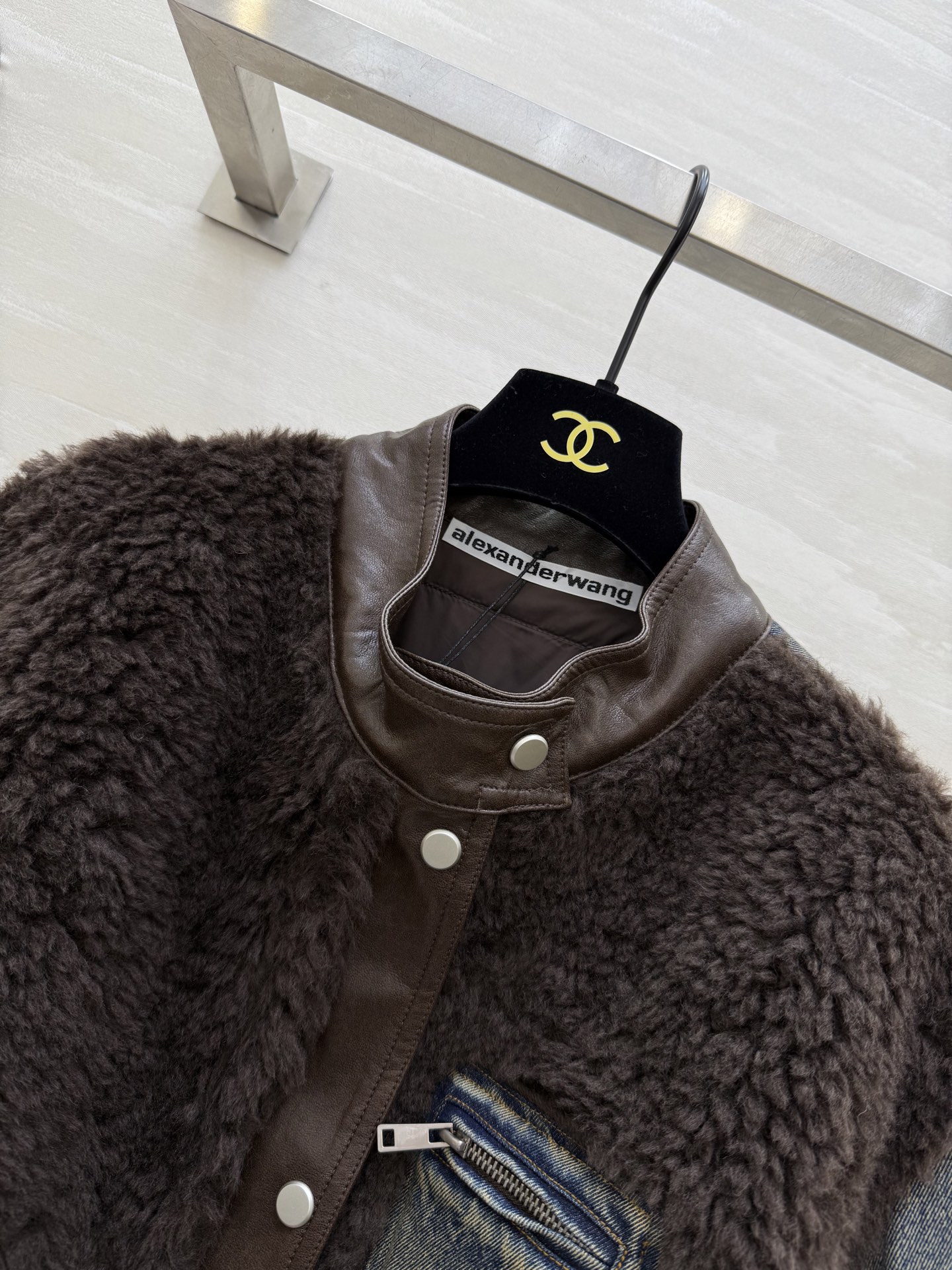 #alexanderwan♡²⁶复古拼接鹅绒服 环保蛋白皮质+牛仔袖+羊羔毛拼接 层次感满满 复古又时髦