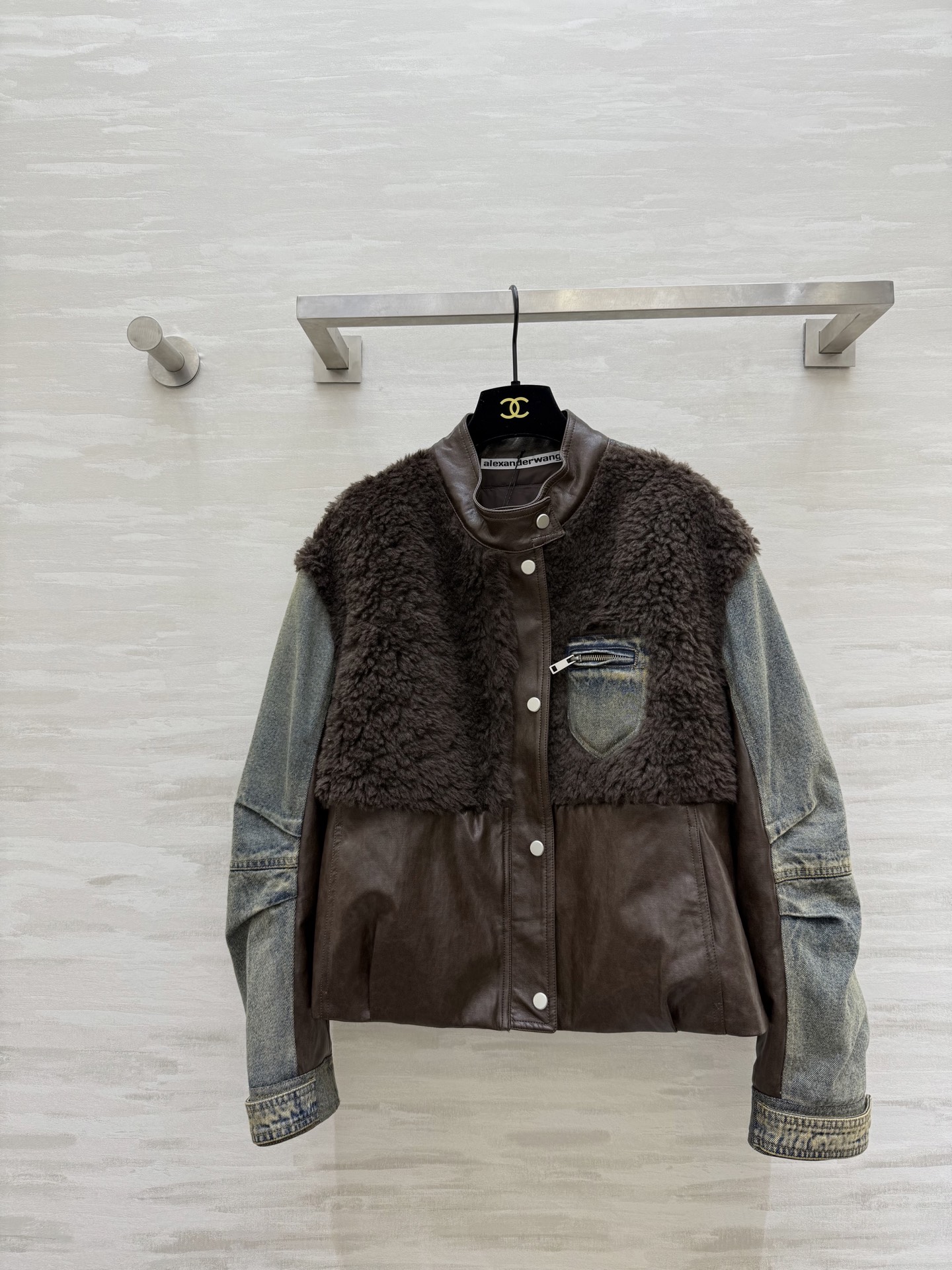 #alexanderwan♡²⁶复古拼接鹅绒服 环保蛋白皮质+牛仔袖+羊羔毛拼接 层次感满满 复古又时髦