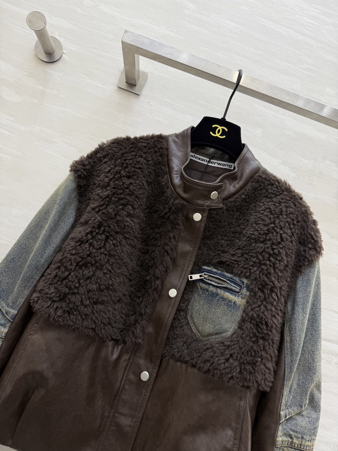 #alexanderwan♡²⁶复古拼接鹅绒服 环保蛋白皮质+牛仔袖+羊羔毛拼接 层次感满满 复古又时髦