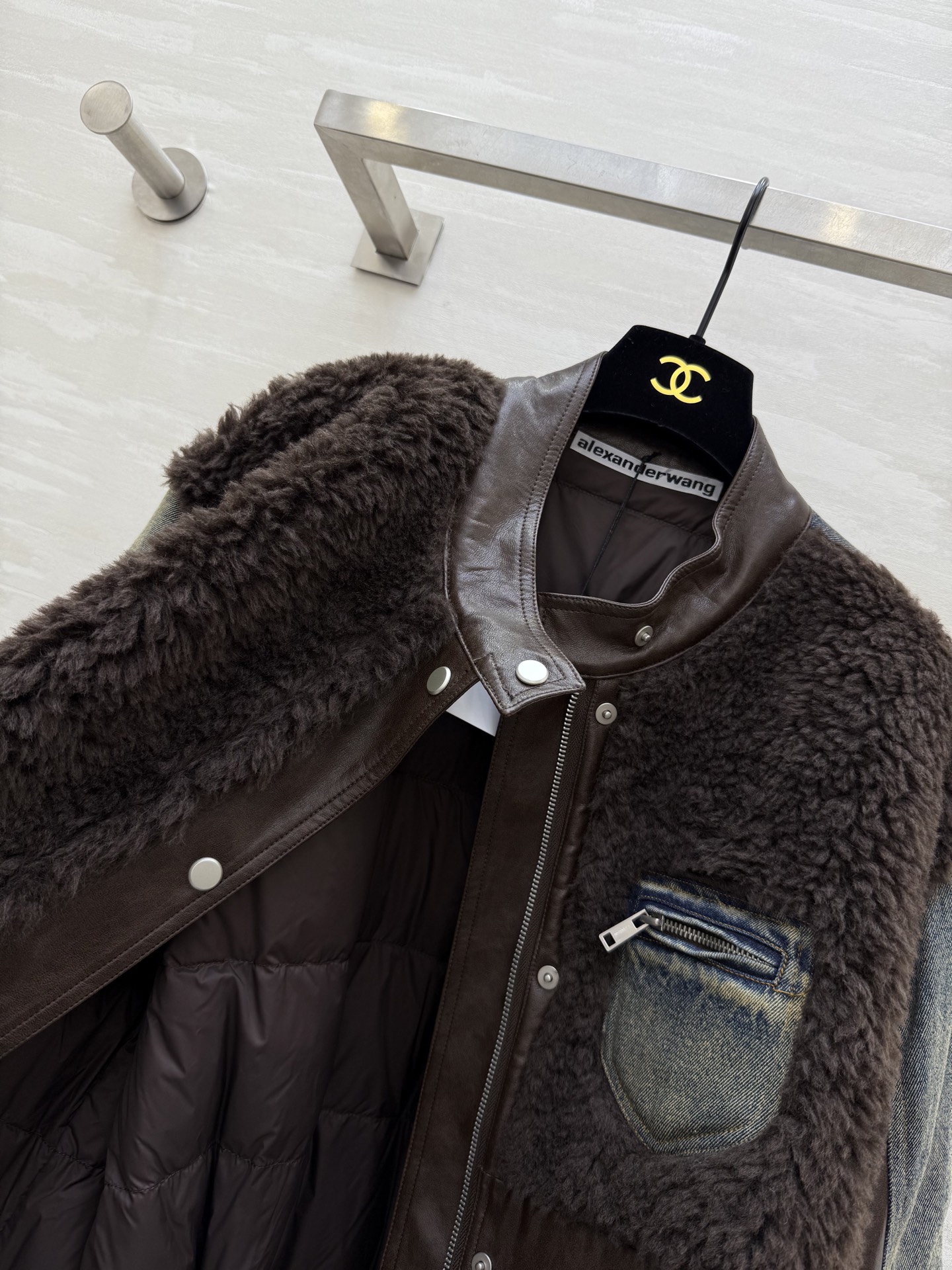 #alexanderwan♡²⁶复古拼接鹅绒服 环保蛋白皮质+牛仔袖+羊羔毛拼接 层次感满满 复古又时髦