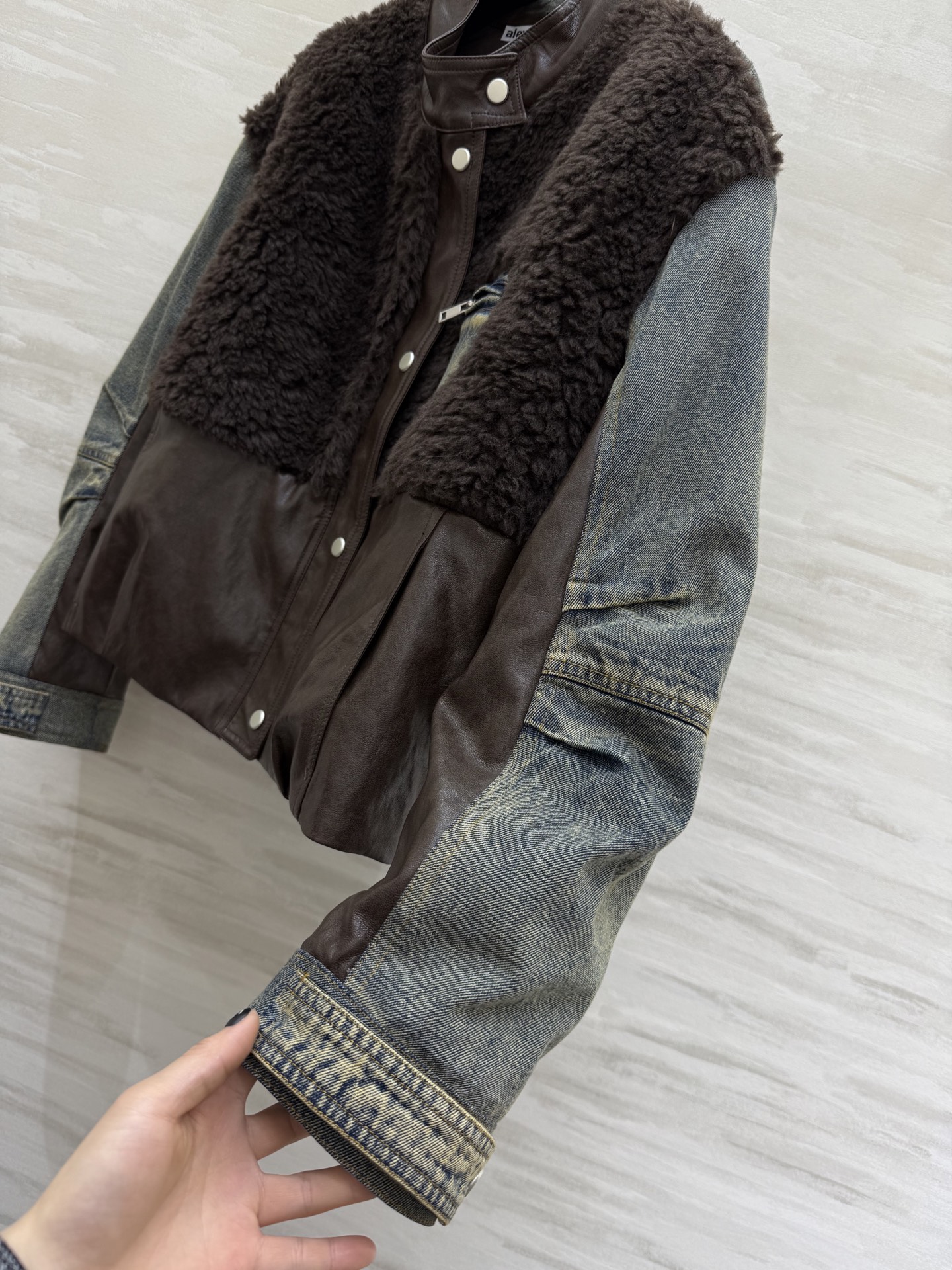 #alexanderwan♡²⁶复古拼接鹅绒服 环保蛋白皮质+牛仔袖+羊羔毛拼接 层次感满满 复古又时髦