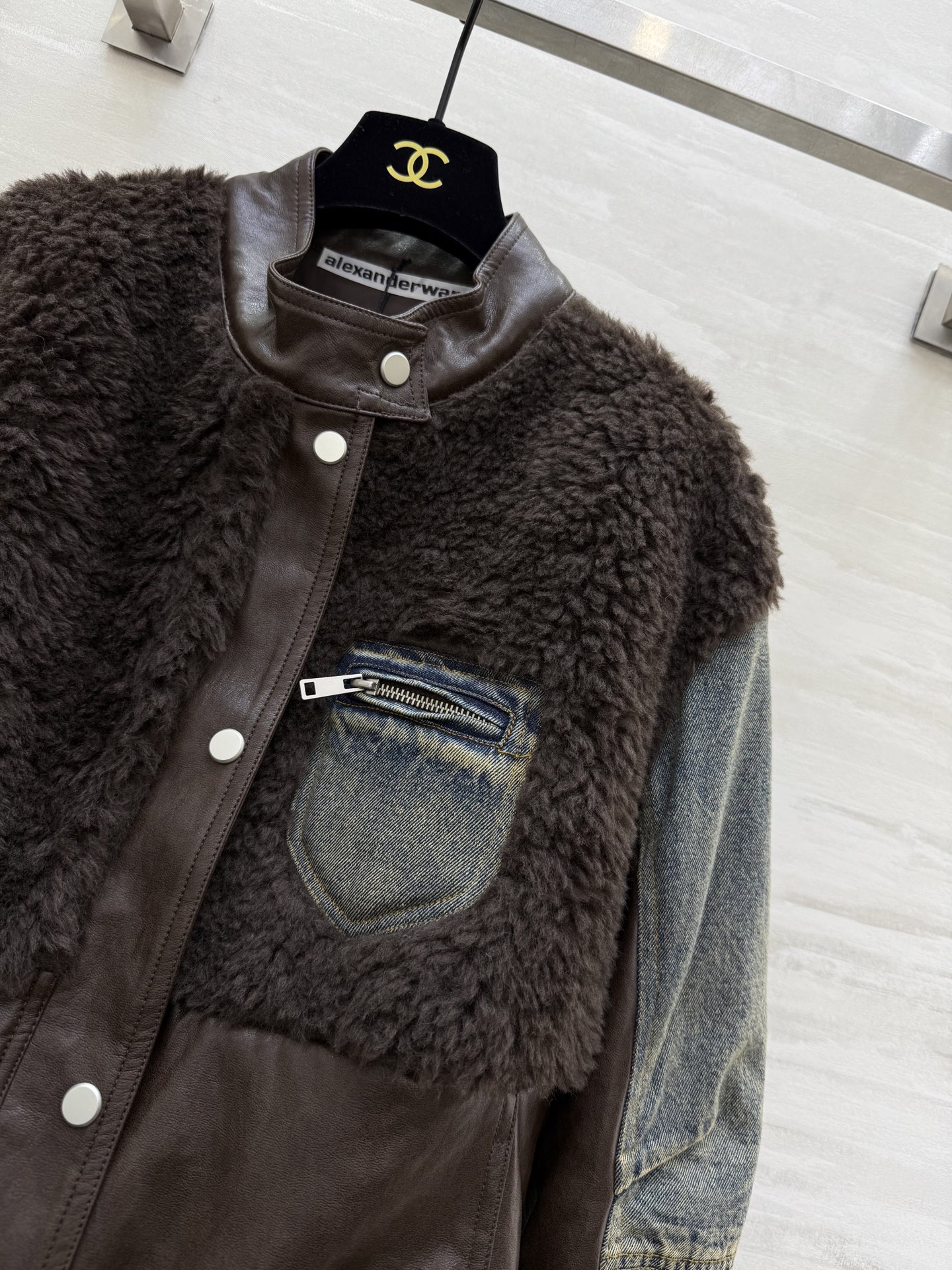 #alexanderwan♡²⁶复古拼接鹅绒服 环保蛋白皮质+牛仔袖+羊羔毛拼接 层次感满满 复古又时髦