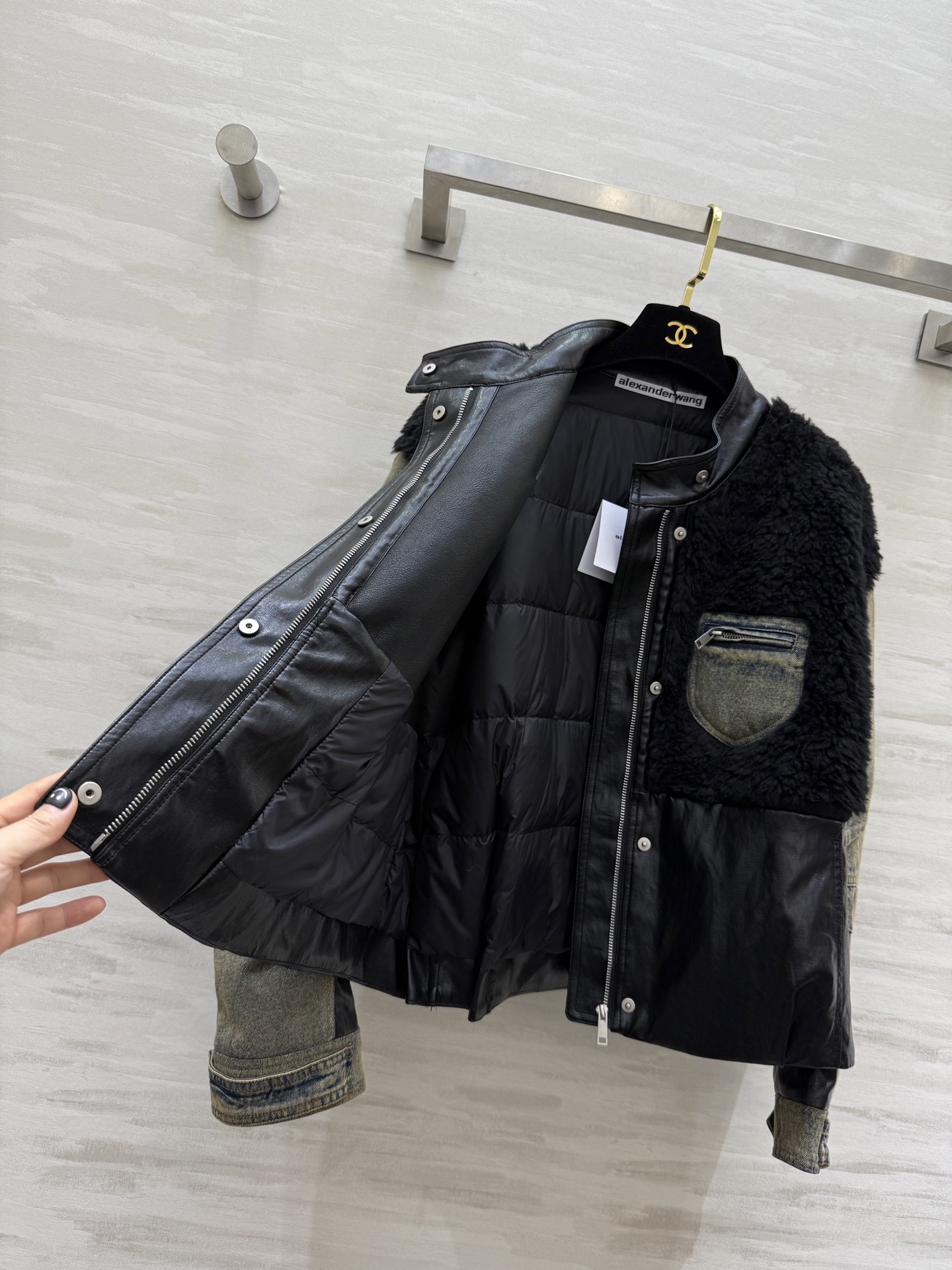 #alexanderwan♡²⁶复古拼接鹅绒服 环保蛋白皮质+牛仔袖+羊羔毛拼接 层次感满满 复古又时髦