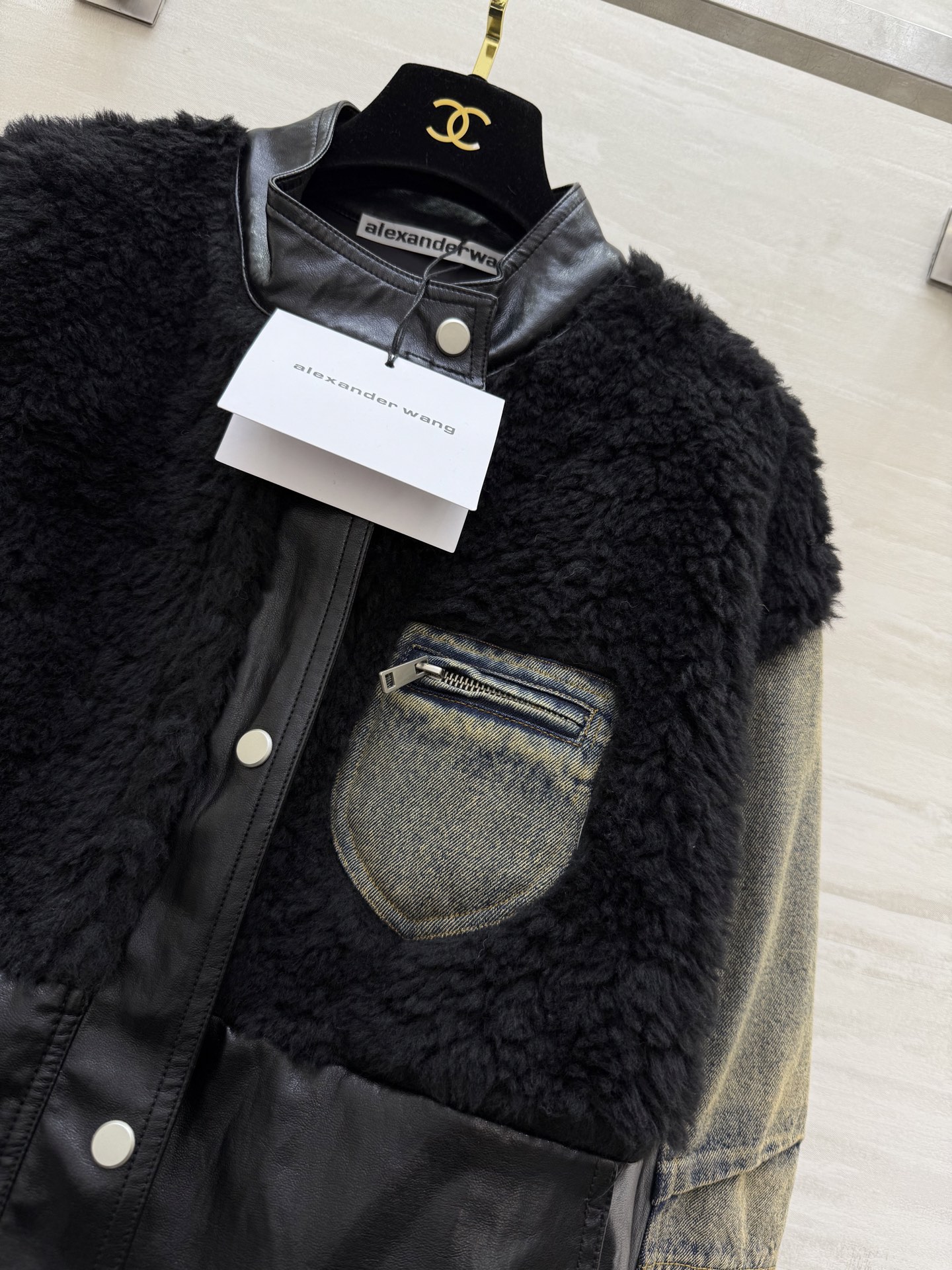 #alexanderwan♡²⁶复古拼接鹅绒服 环保蛋白皮质+牛仔袖+羊羔毛拼接 层次感满满 复古又时髦