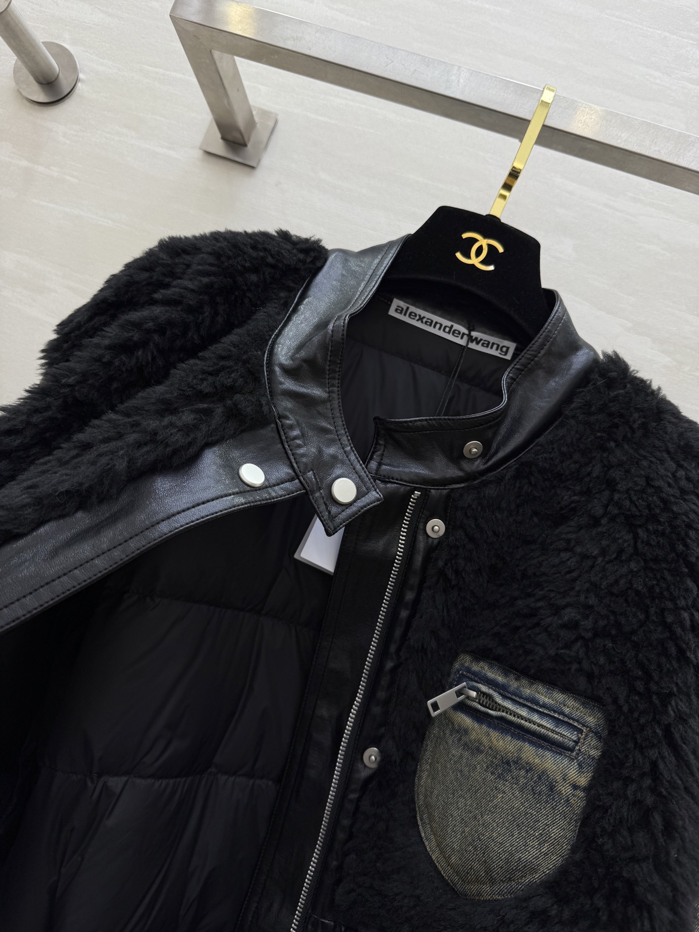 #alexanderwan♡²⁶复古拼接鹅绒服 环保蛋白皮质+牛仔袖+羊羔毛拼接 层次感满满 复古又时髦